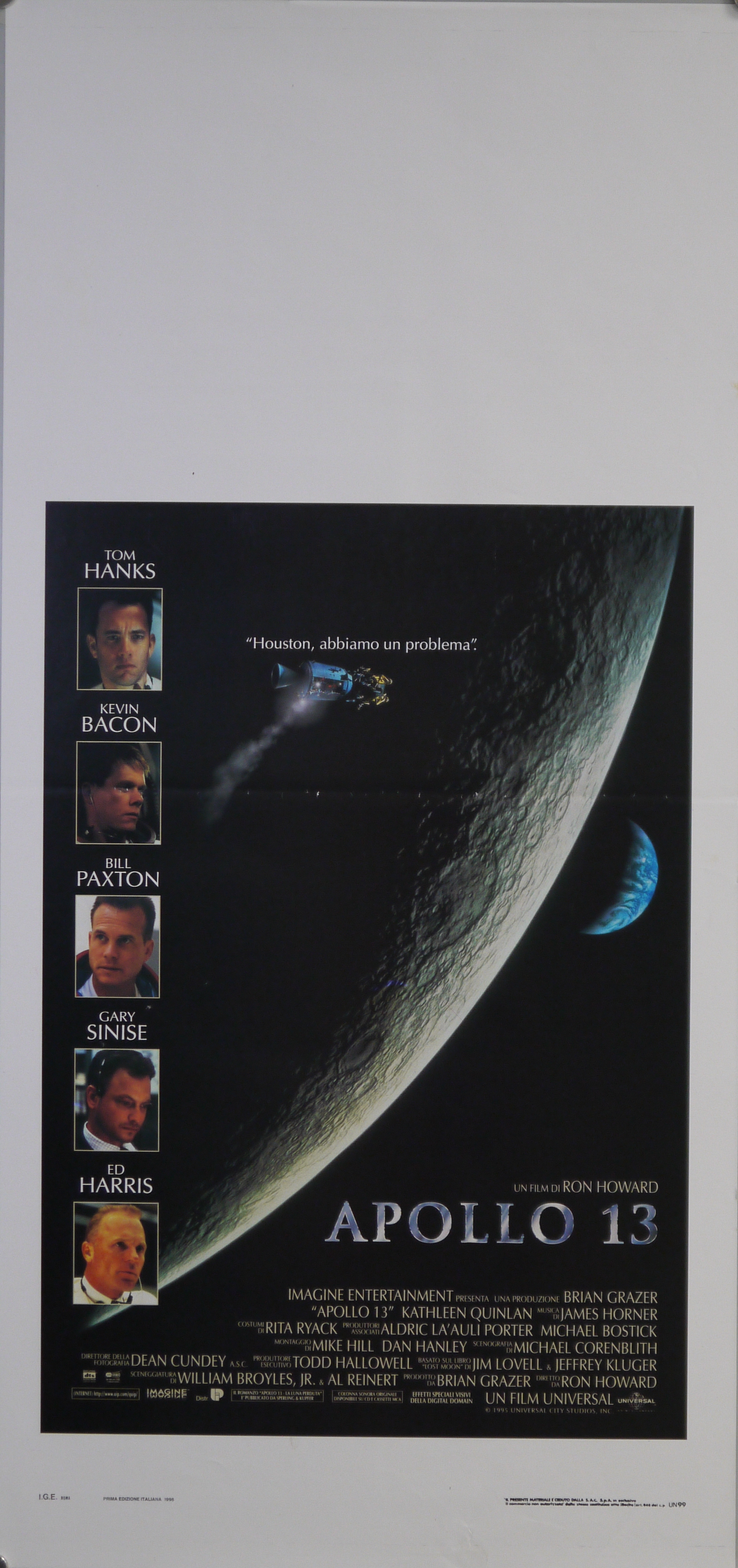Ritratti di Jim Lovell (tom Hanks), Jack Swigert (Kevin Bacon), Fred Haise (Bill Paxton), Ken Mattingly (Gary Sinise) e Gene Kranz (Ed Harris); modulo lunare Apollo 13 in volo attorno alla Luna, il pianeta Terra in lontananza (locandina) - ambito americano (fine XX)