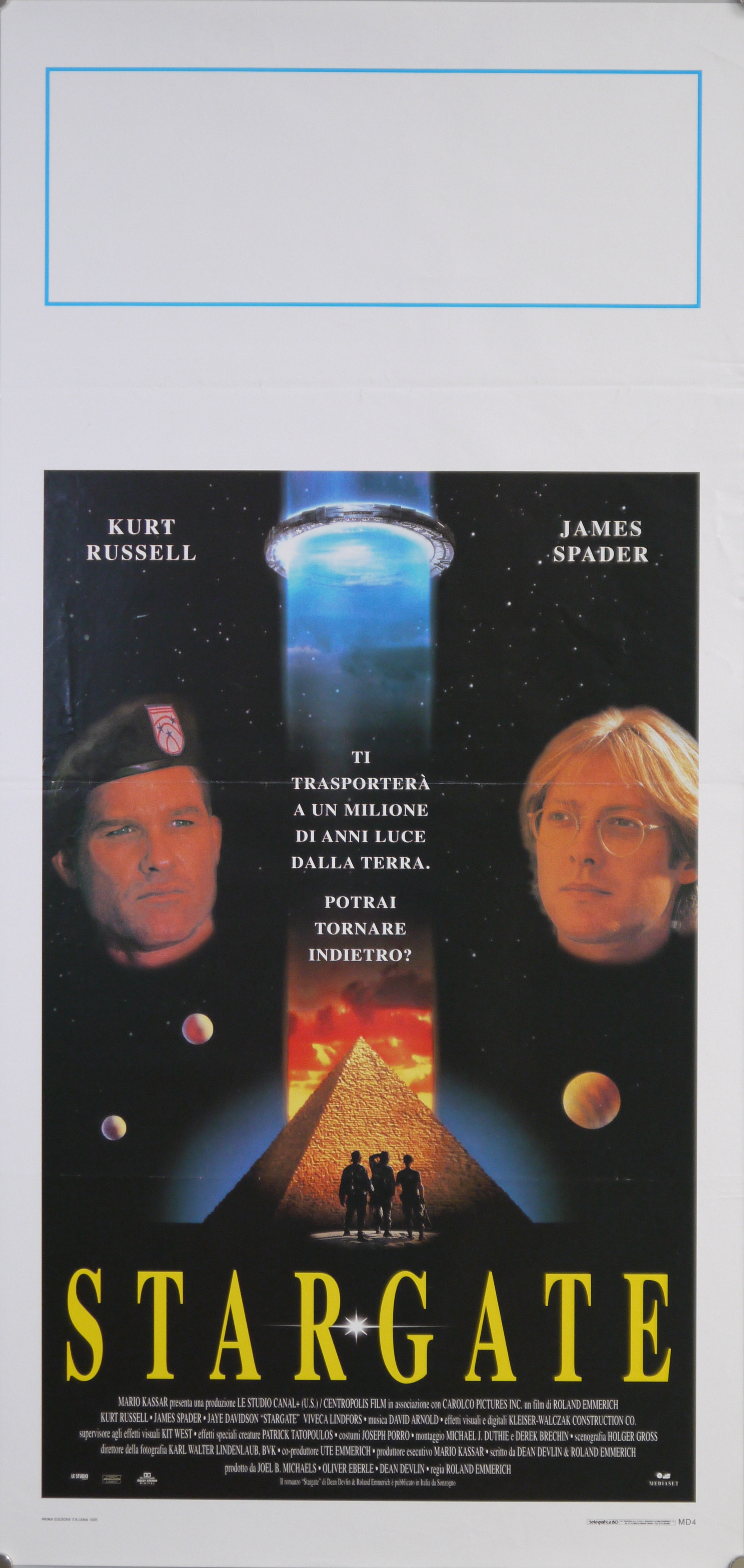 Fotomontaggio con i volti del colonnello Jonathan "Jack" O'Neill (Kurt Russel) e del dott. Daniel Jackson (James Spader) su una veduta siderale, in basso un piramide scrutata da tre uomini (locandina) - ambito americano (fine XX)