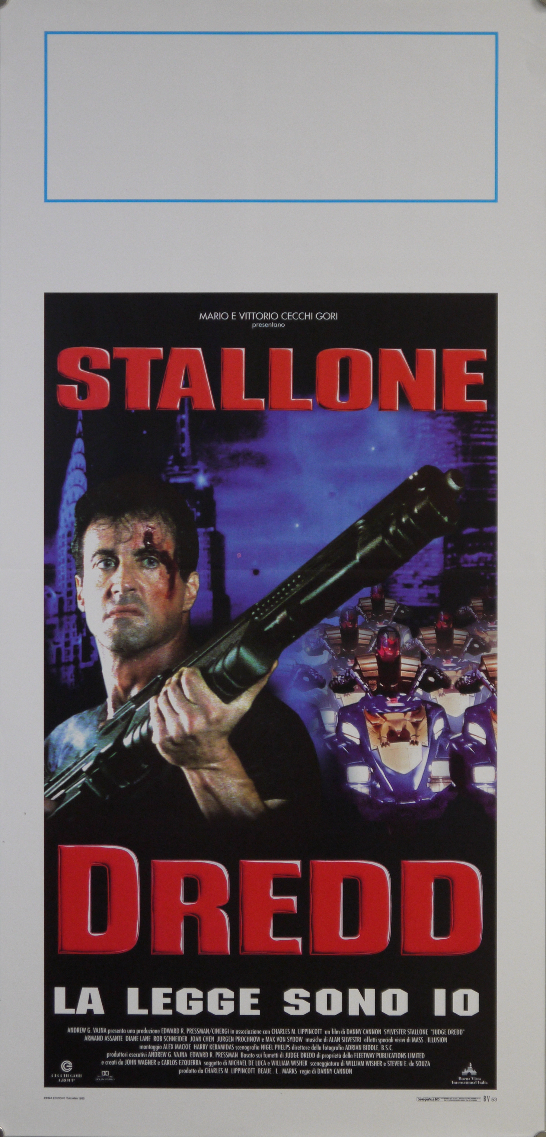 Il giudice Joseph Dredd (Sylvester Stallone) ferito e armato, alle sue spalle armate di androidi, sullo sfondo di una veduta New York (locandina) - ambito americano (fine XX)