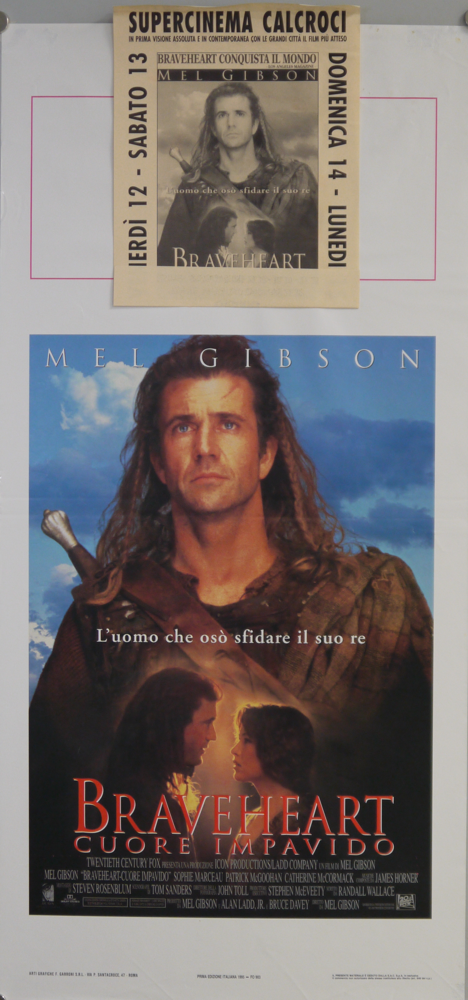 Sguardo appassionato tra William Wallace (Mel Gibson) e la principessa Isabella di Francia (Sophie Marceau), dominato da un ritratto a mezzobusto di William Wallace (Gibson) (locandina) - ambito americano (fine XX)