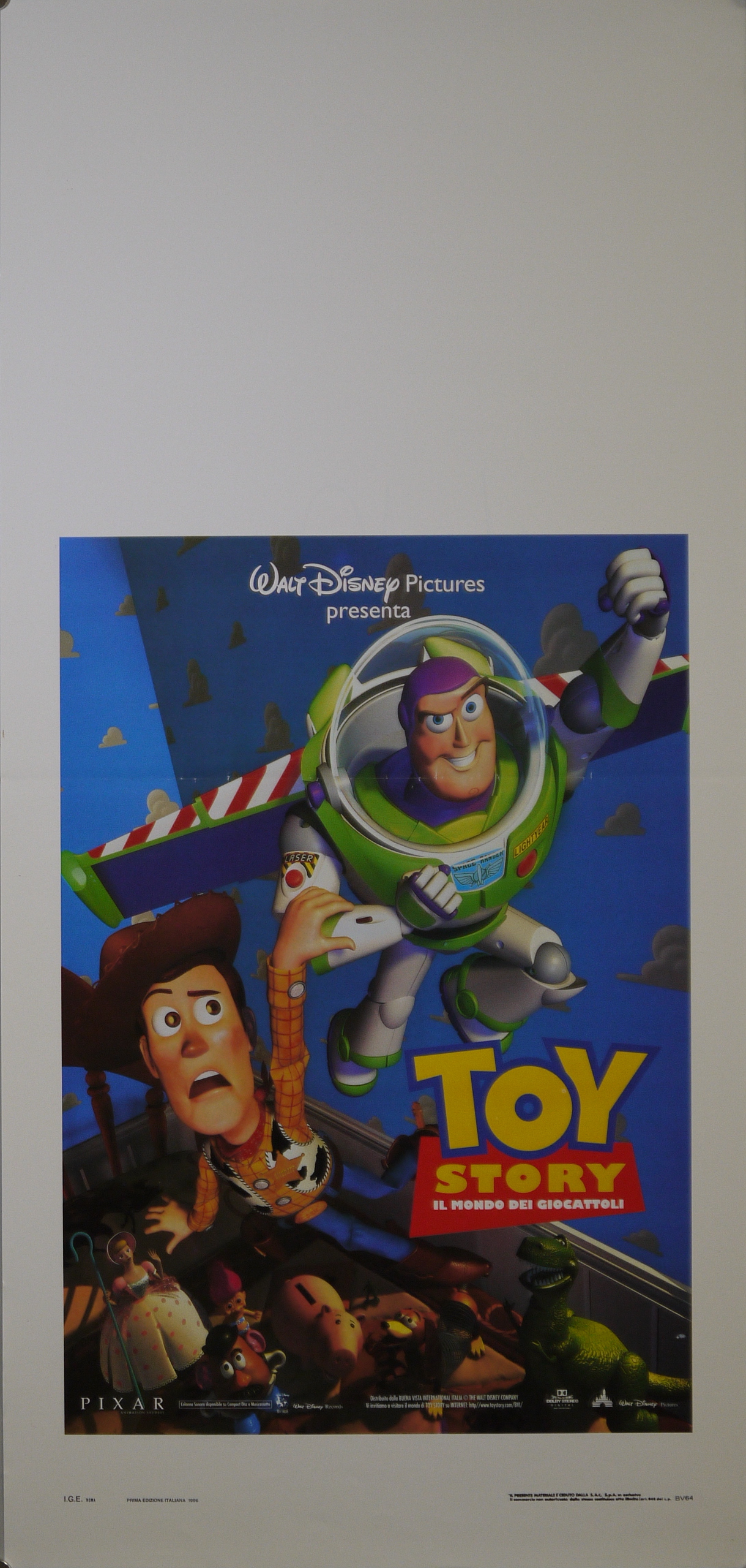 Buzz Lightyear solleva in aria Sceriffo Woody sotto gli occhi di un gruppo di giocattoli (locandina) - ambito americano (fine XX)