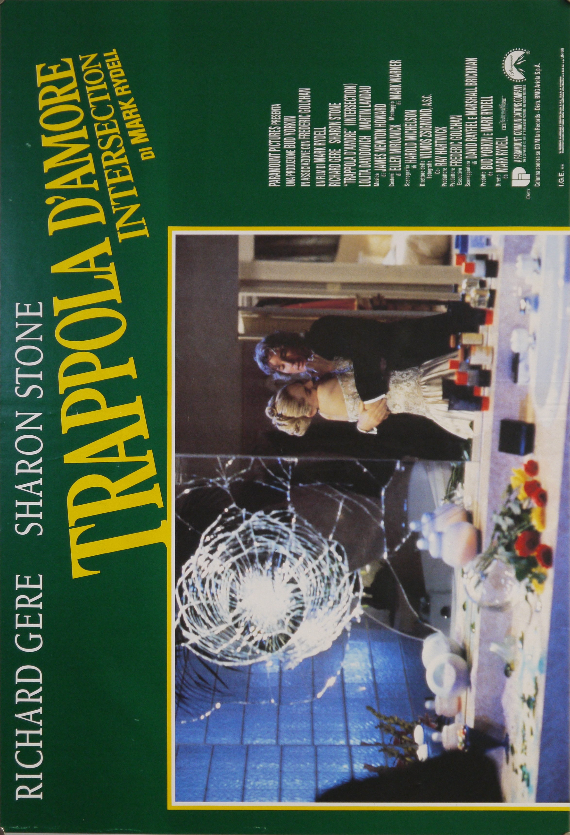 Abbraccio forzato tra Vincent Eastman (Richard Gere) e la moglie Sally (Sharon Stone), riflesso nello specchio in parte rotto di una sala da bagno (manifesto) - ambito americano (fine XX)