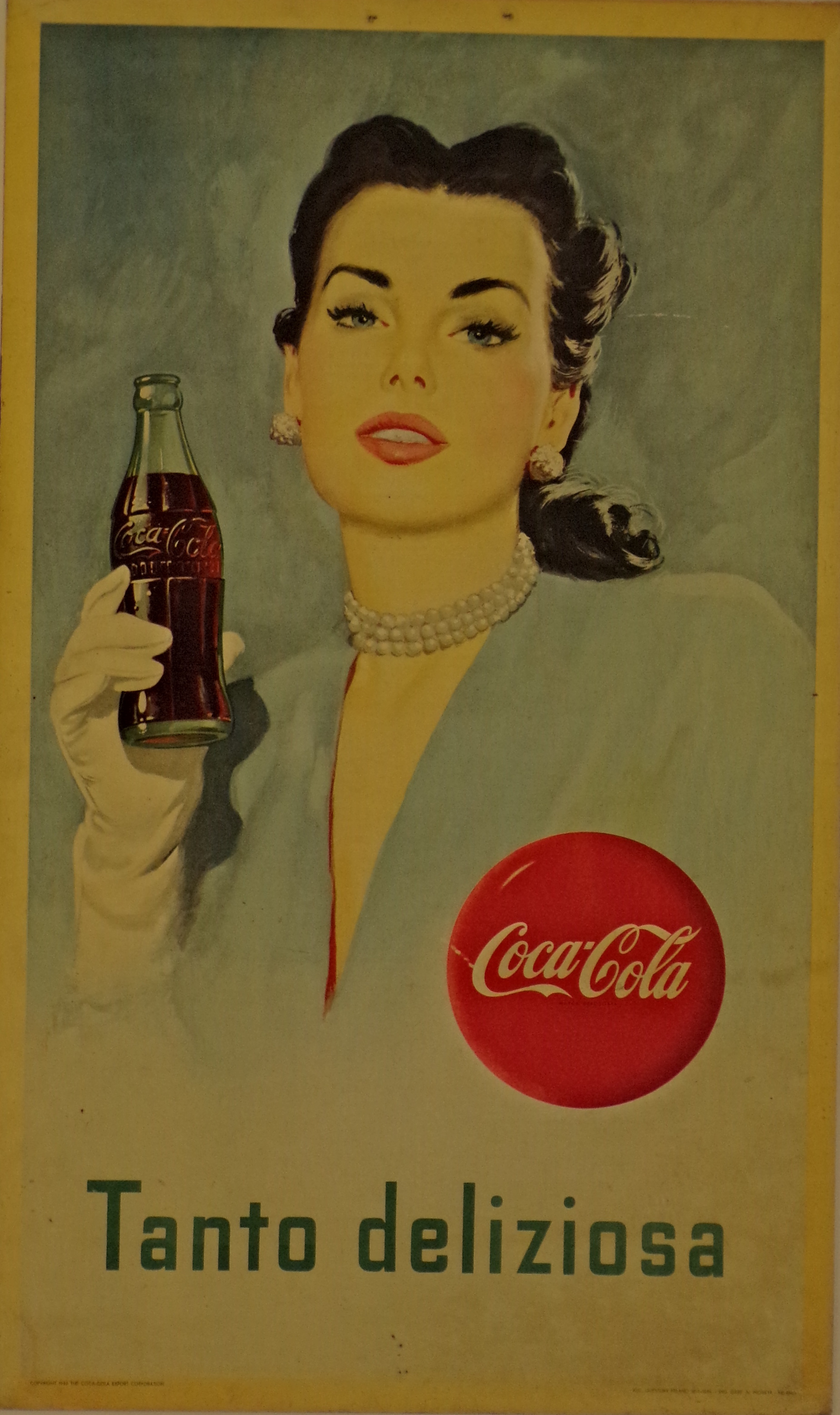 Coca-Cola. Tanto deliziosa, ritratto di donna a mezzobusto in abito elegante con triplice filo di perle, guanti e bottiglietta di Coca-Cola in mano (Cartello - da vetrina, opera isolata) di Industrie Grafiche N. Moneta - Milano - ambito statunitense (metà XX)