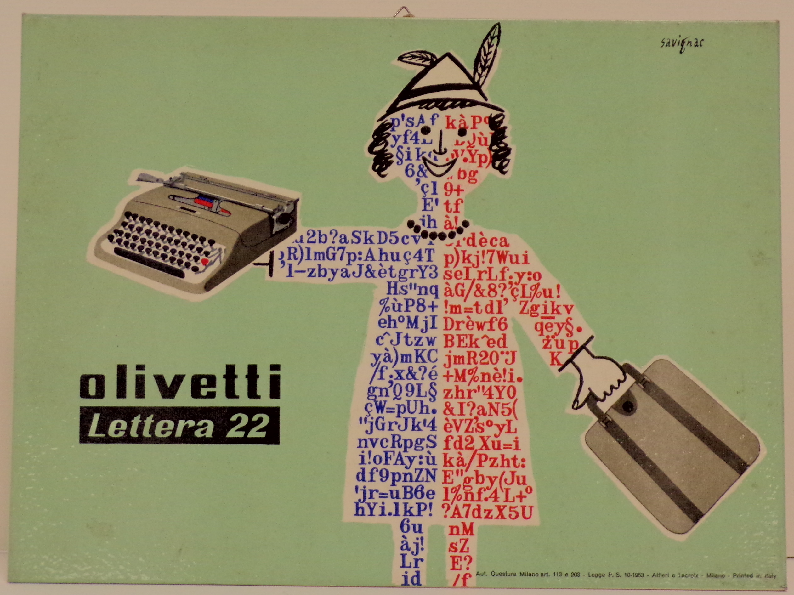 Olivetti Lettera 22, sagoma di figura femminile stilizzata riempita di caratteri blu e rossi, con cappello piumato, giro di perle, macchina da scrivere Olivetti nella mano destra e valigetta nella sinistra (Cartello - da vetrina, opera isolata) di Savignac, Raymond - ambito francese (metà XX)