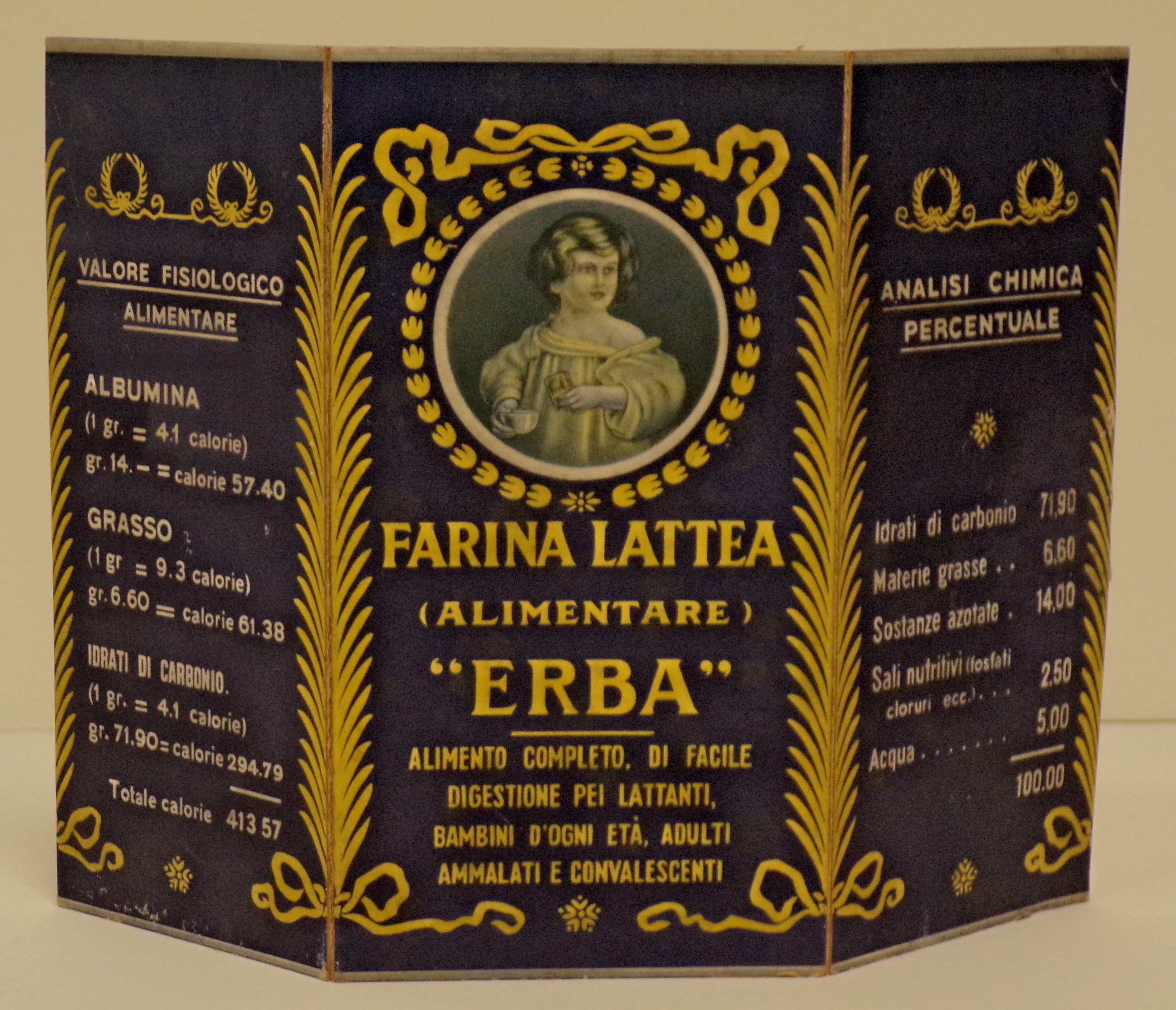 Farina lattea (alimentare) "Erba", entro tondo bambino in camicia da notte con tazza e busta di farina lattea (Cartello - da vetrina, opera isolata) - ambito milanese (prima metà XX)