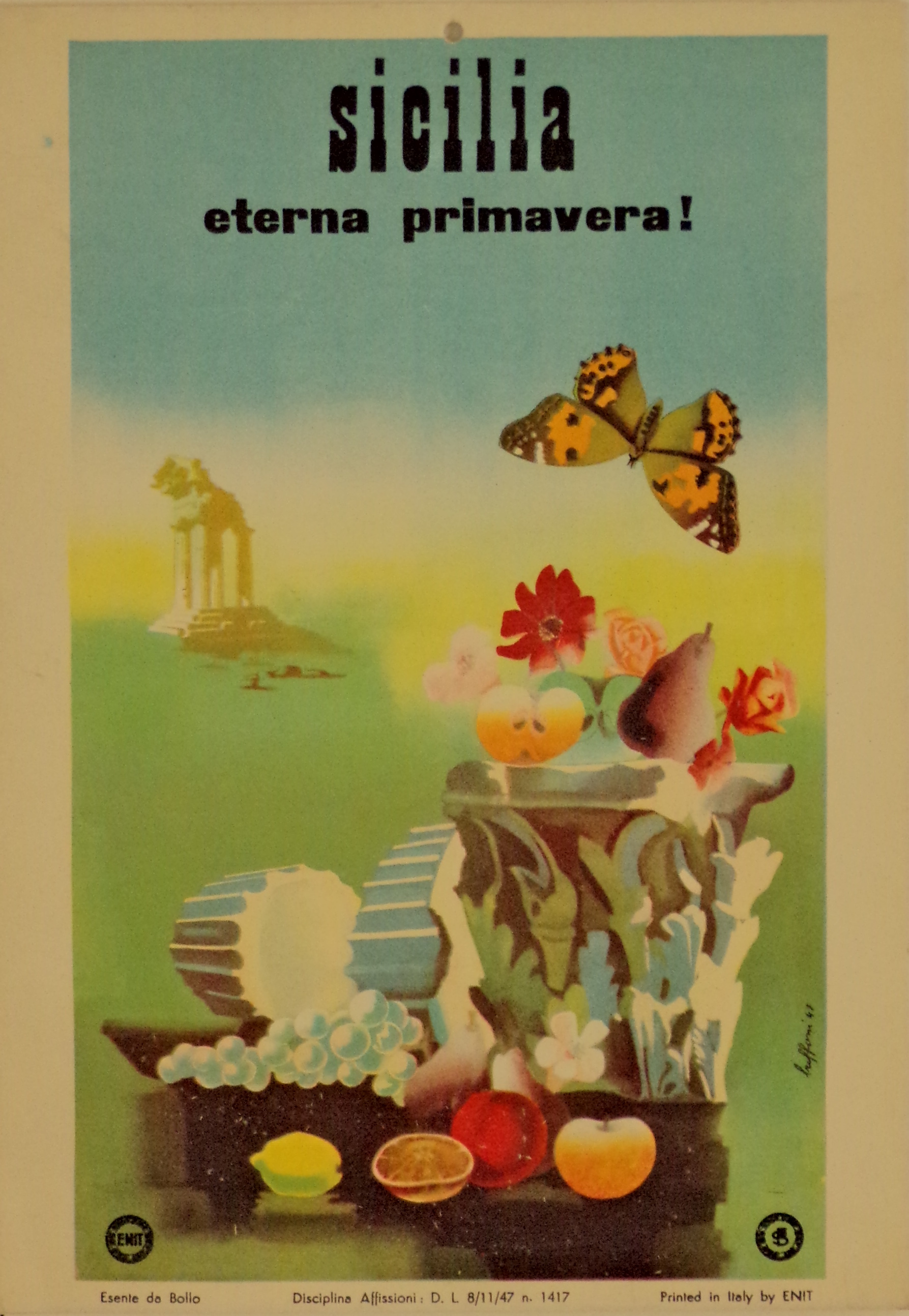 Sicilia eterna primavera!, fiori e frutta in abbondanza posati su un capitello corinzio e alla base di due rocchi di colonna, una farfalla macaone in volo e sullo sfondo i ruderi del tempio dei Dioscuri di Agrigento (Cartello - da vetrina, opera isolata) di Buffoni Decio Bramante, Ente Nazionale Italiano per il Turismo, ENIT - ambito milanese (prima metà XX)