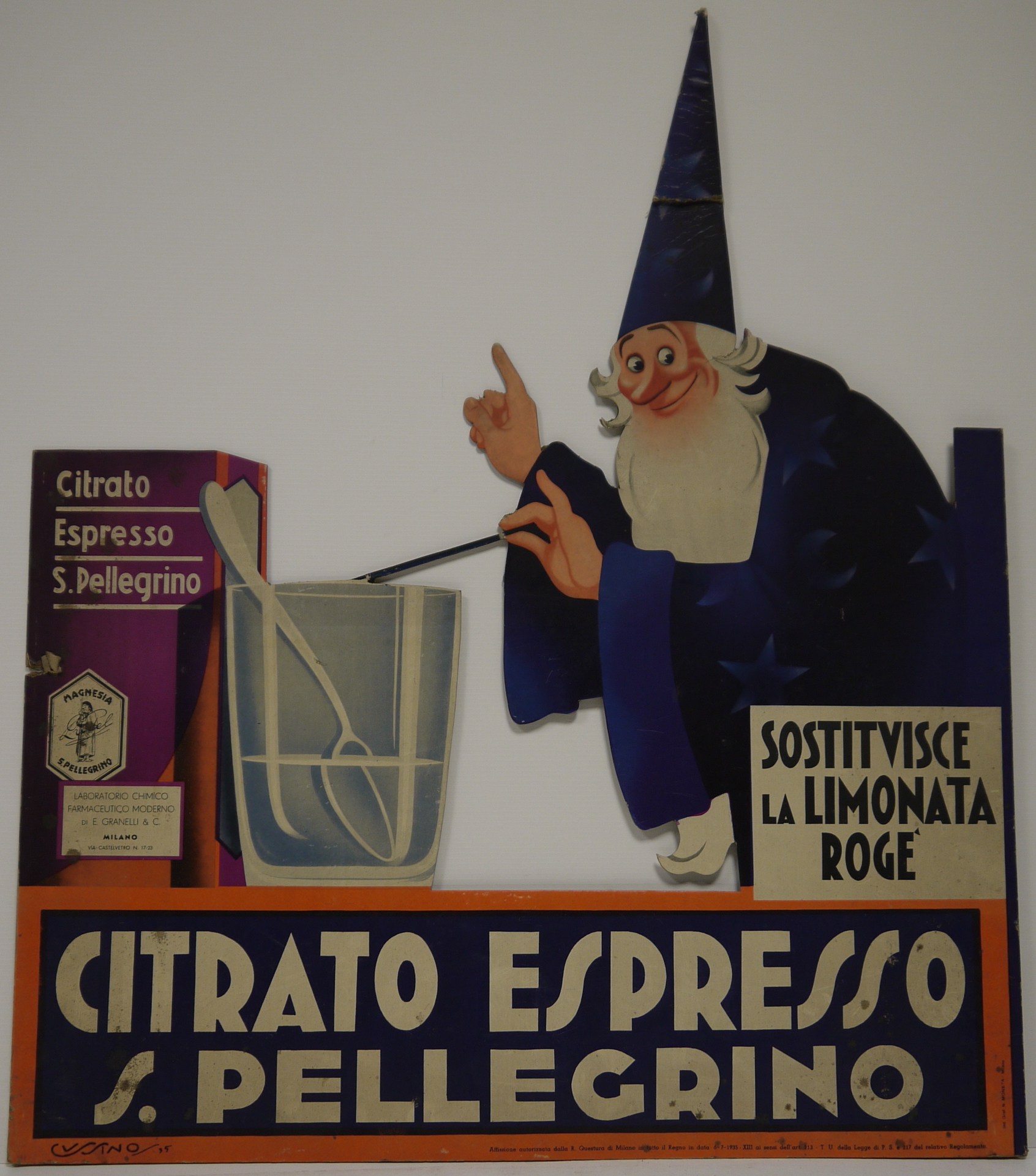 Citrato espresso S. Pellegrino, Mago canuto in abito blu e cappello a punta esegue un incantesimo su un bicchiere d'acqua contenente citrato espresso S. Pellegrino (Cartello - da vetrina, opera isolata) di Cussino Mario - ambito milanese (secondo quarto XX)