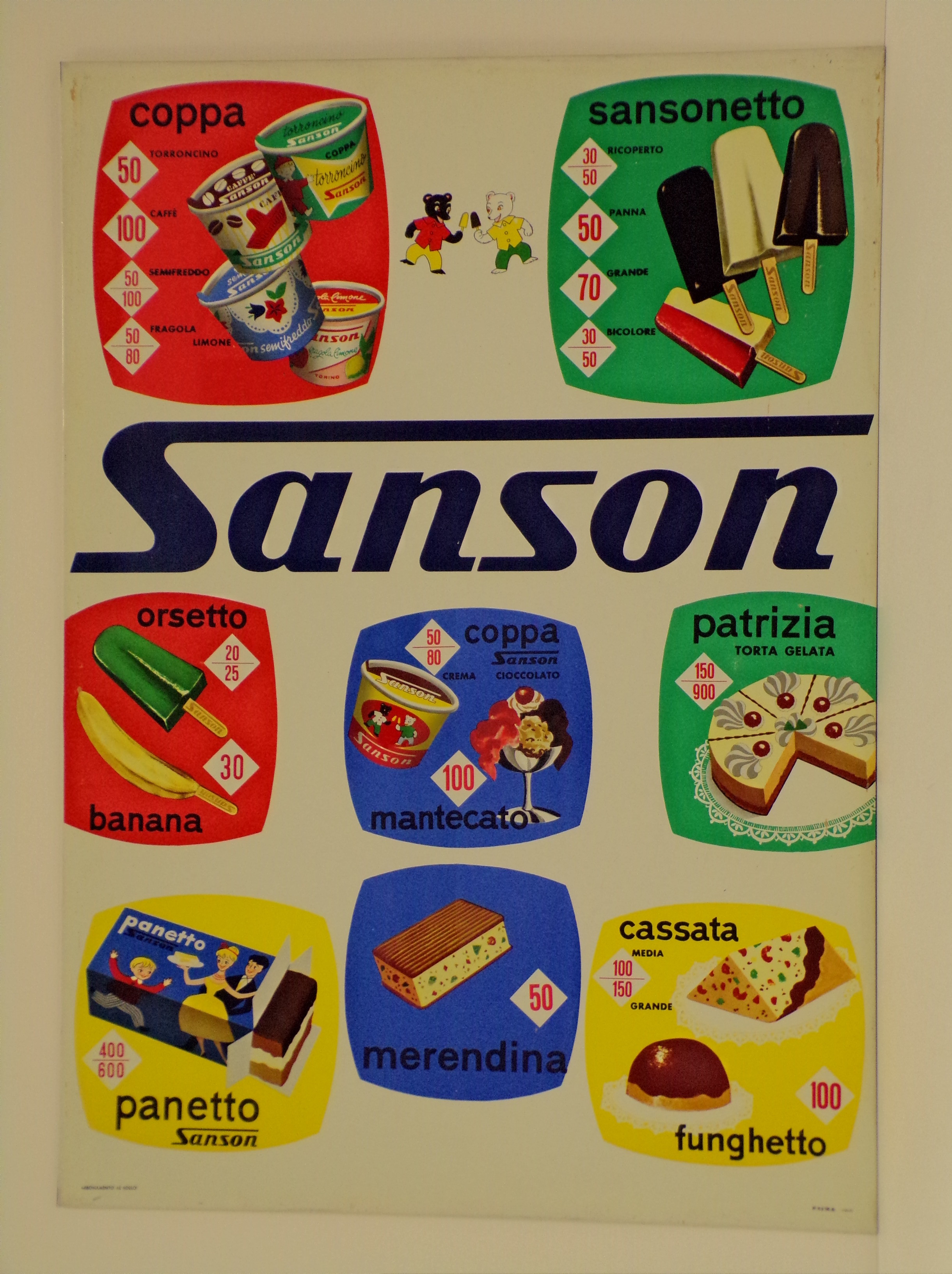 Sanson, rappresentazione di un ampio campionario di prodotti Sanson: varie coppe, sansonetto, orsetto, banana, mantecato, torta gelata Patrizia, panetto, merendina, cassata e funghetto (Cartello - da vetrina, opera isolata) - ambito torinese (metà XX)
