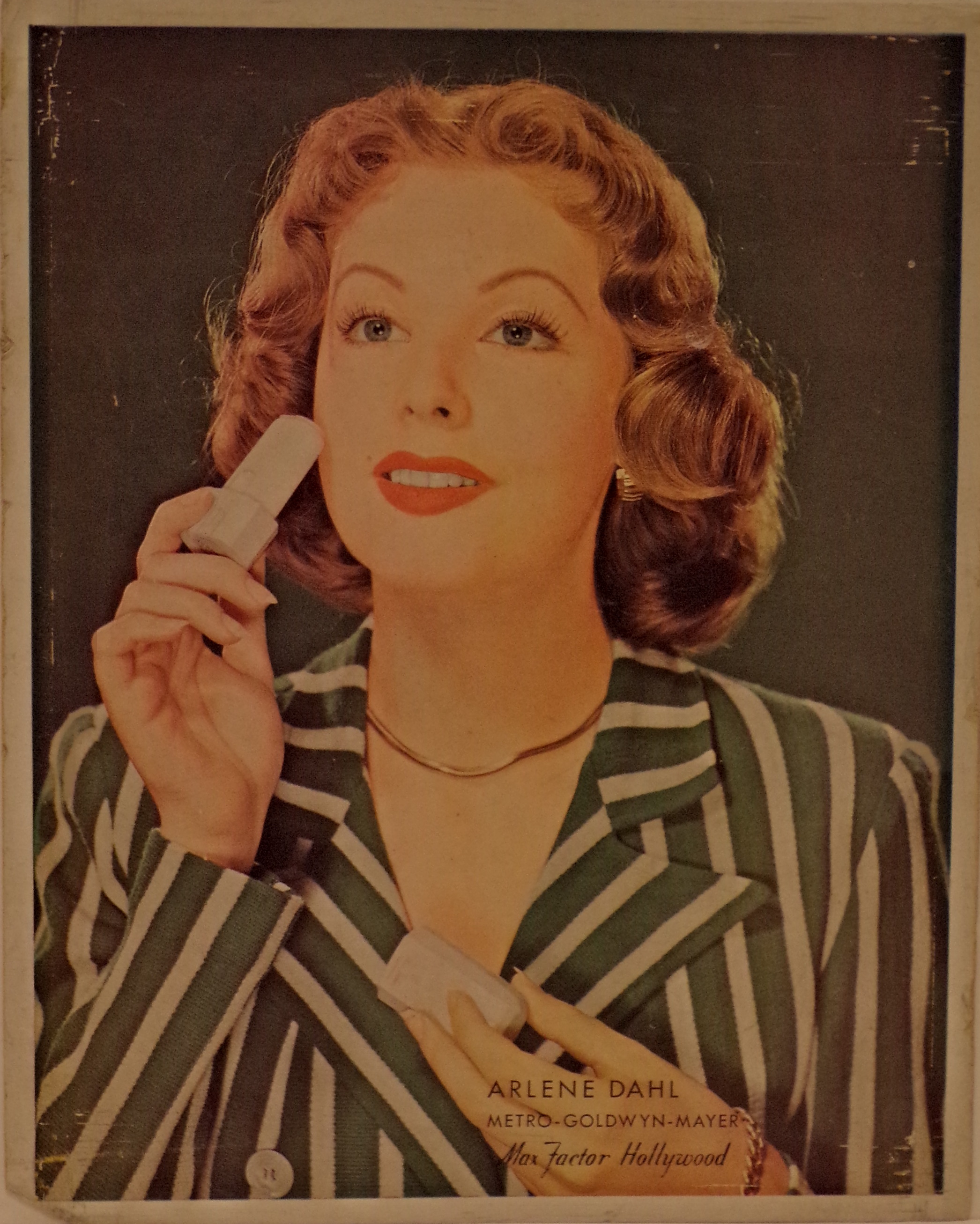 Ritratto fotografico di Arlene Dahl con rossetto in mano (locandina) - ambito statunitense (metà XX)