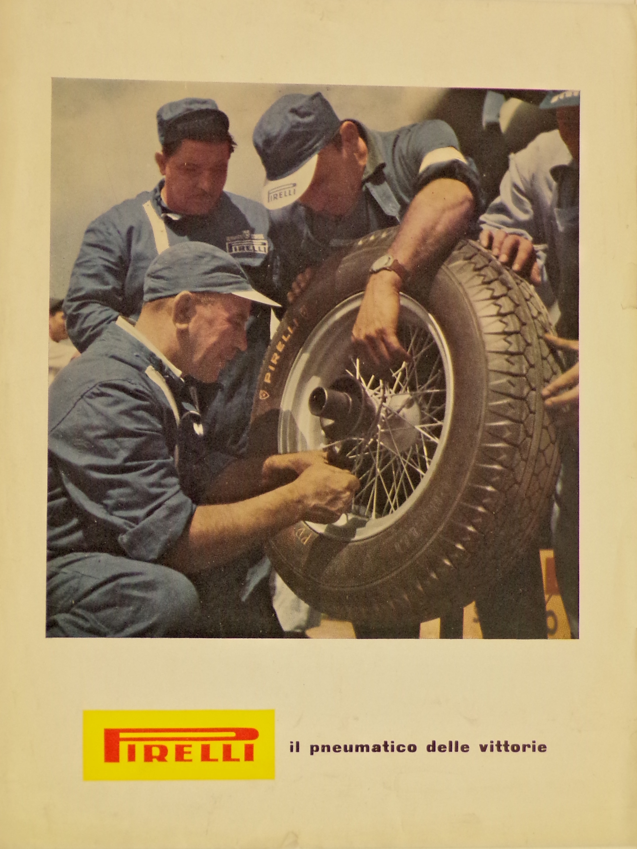 Gruppo di meccanici Pirelli lavorano su una ruota con pneumatico Pirelli (locandina) - ambito lombardo (metà XX)