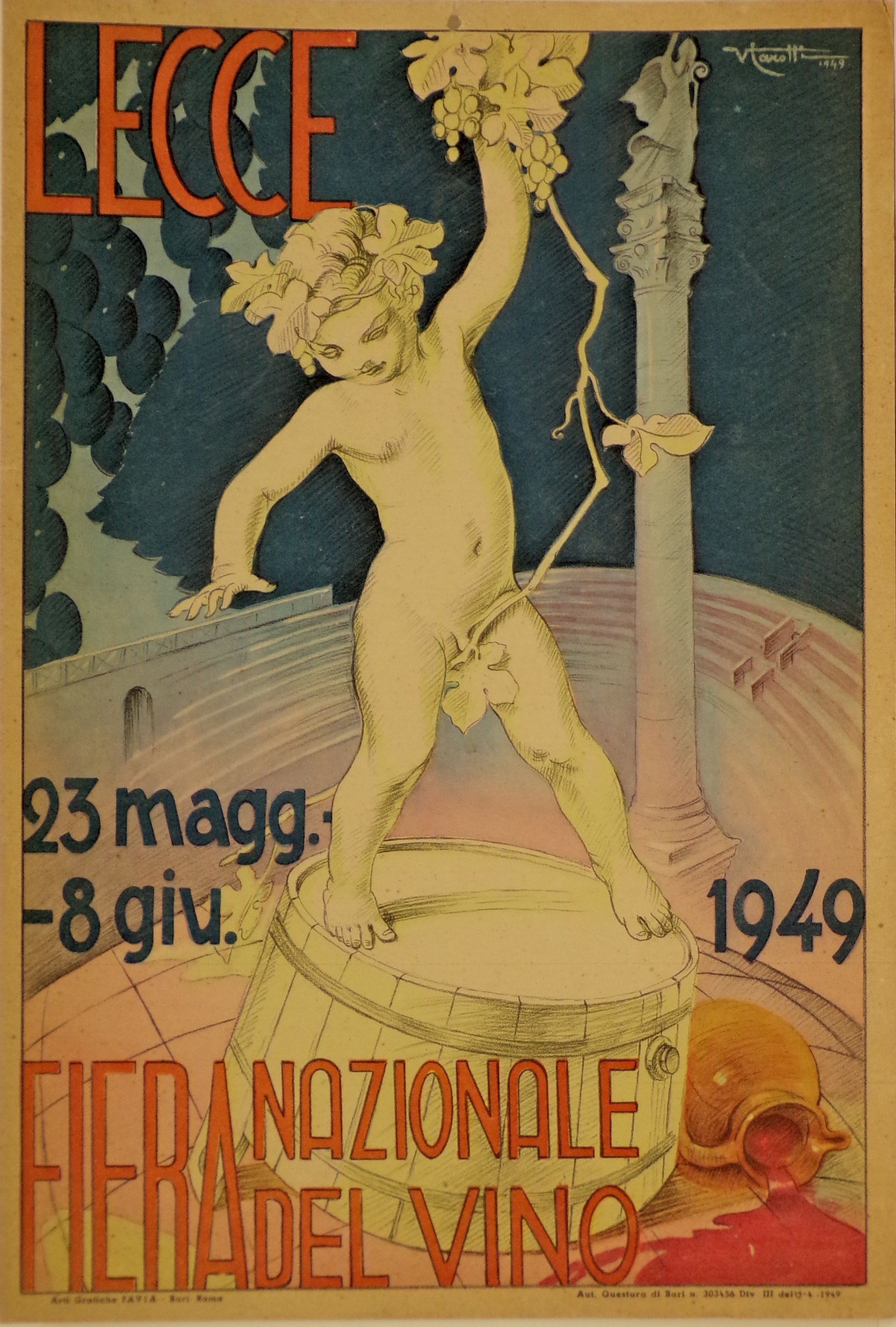 Statua di Bacco fanciullo in piedi su una botte con brocca di vino rovesciata, anfiteatro romano di Lecce e colonna di S. Oronzo sullo sfondo (tabella) di Carotti Virgilio - ambito pugliese (secondo quarto XX)