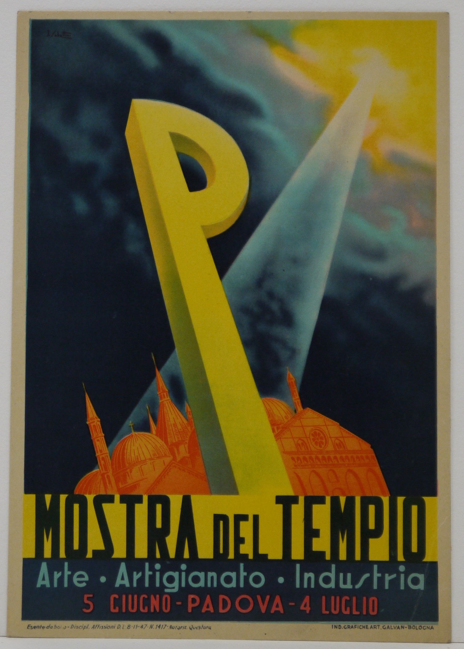 Monumentale lettera "P" maiuscola gialla sullo sfondo della Basilica di S. Antonio da Padova illuminata da un fascio di luce dall'alto (locandina) di Sabattini Johnson - ambito bolognese (metà XX)