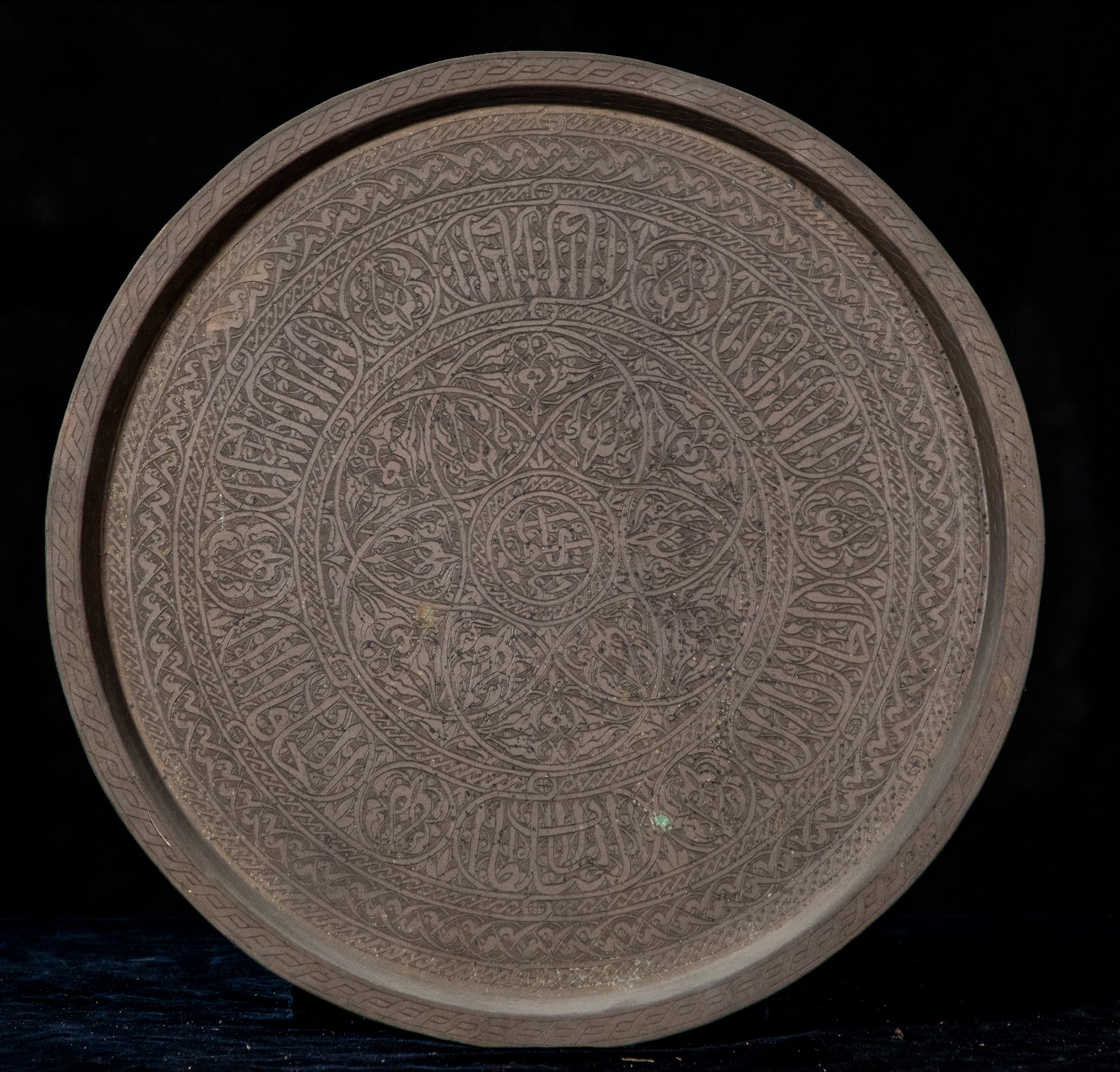 Motivi geometrici e vegetali, Iscrizioni calligrafiche (piatto, opera isolata) - ambito islamico (XIX-XX)