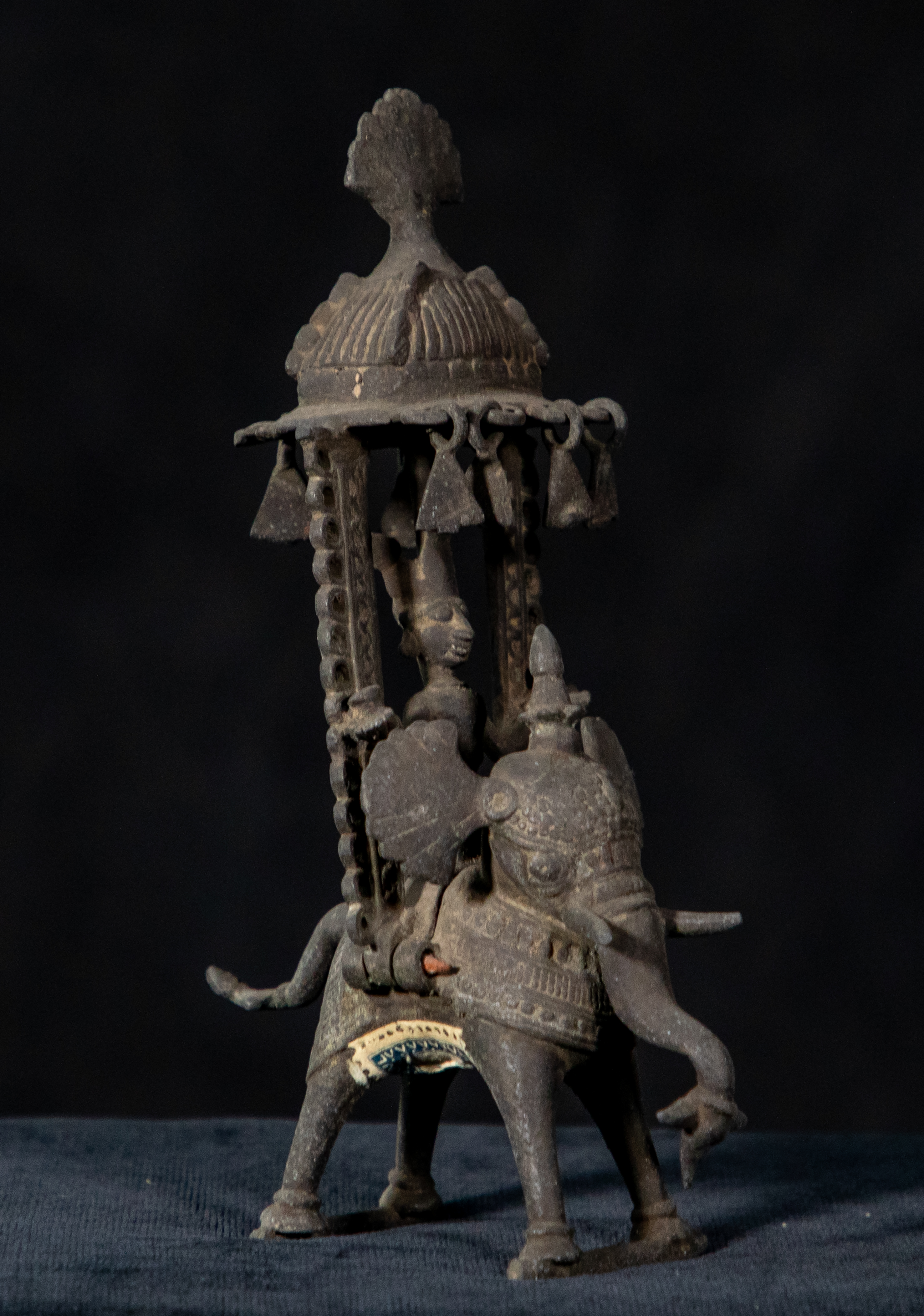 Lakshmi che cavalca un elefante (statua, opera isolata) - ambito India nord-orientale (prima metà sec. XX)