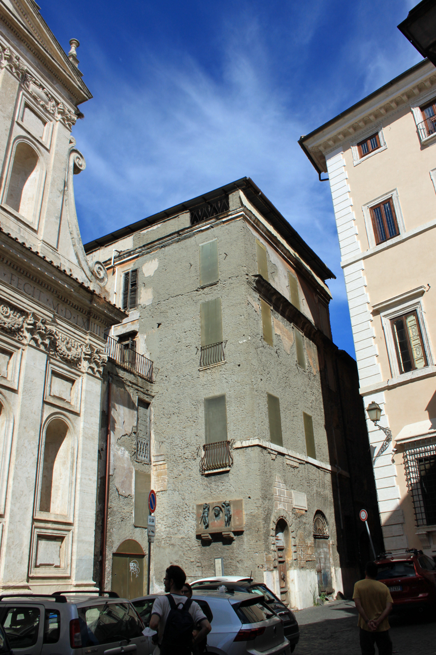 Casa in via dei Delfini, 5 (casa) - Roma (RM)  (XVIII)