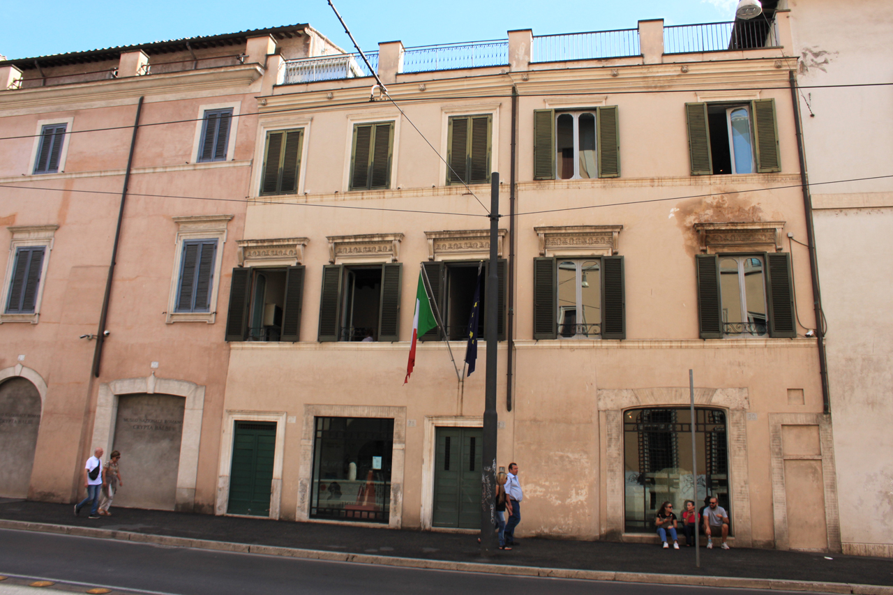 Casa in via delle Botteghe Oscure, 27 (casa) - Roma (RM)  (XVIII)