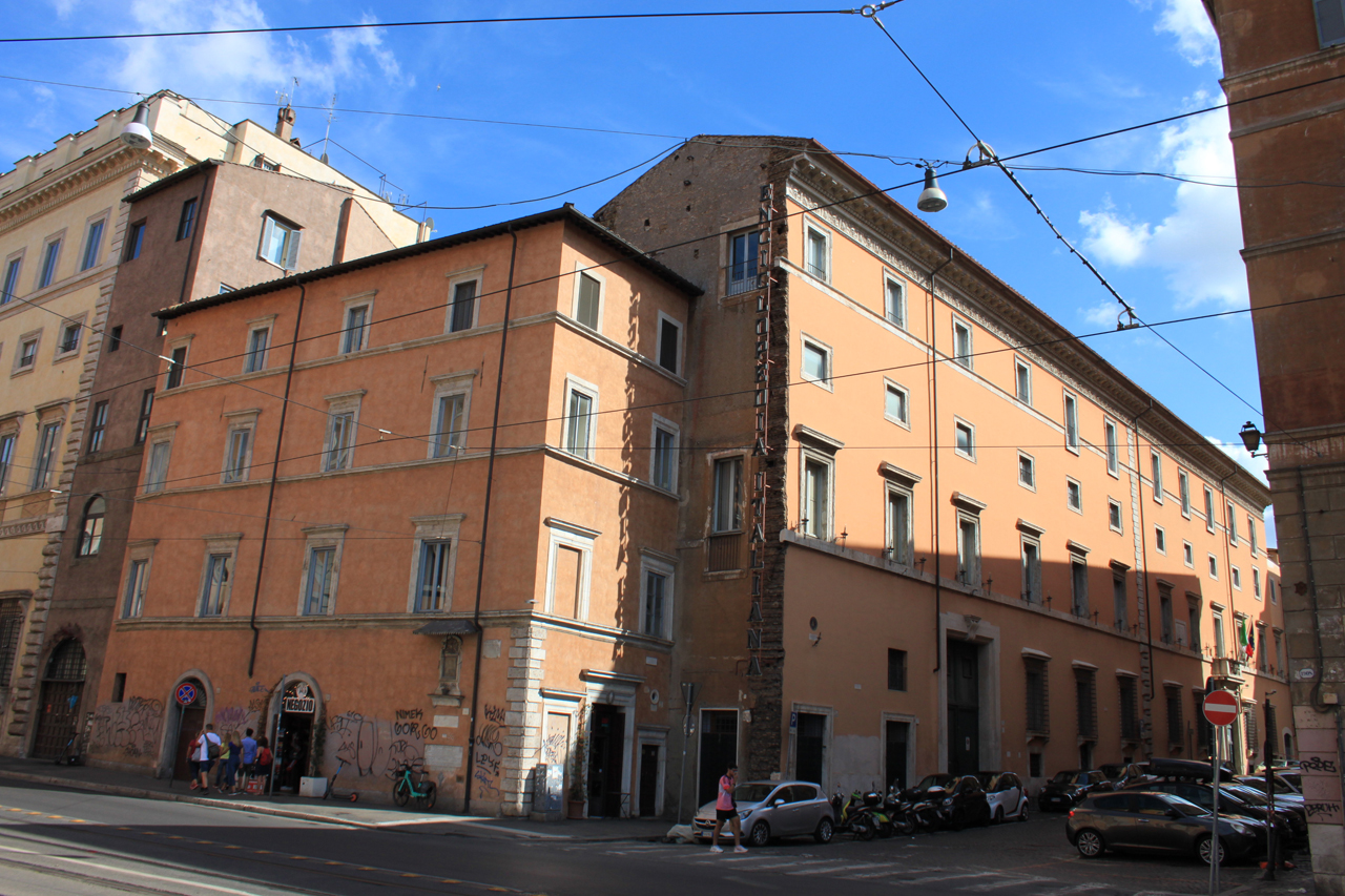 Casa in Piazza dell'Enciclopedia Italiana (casa) - Roma (RM)  (XV)