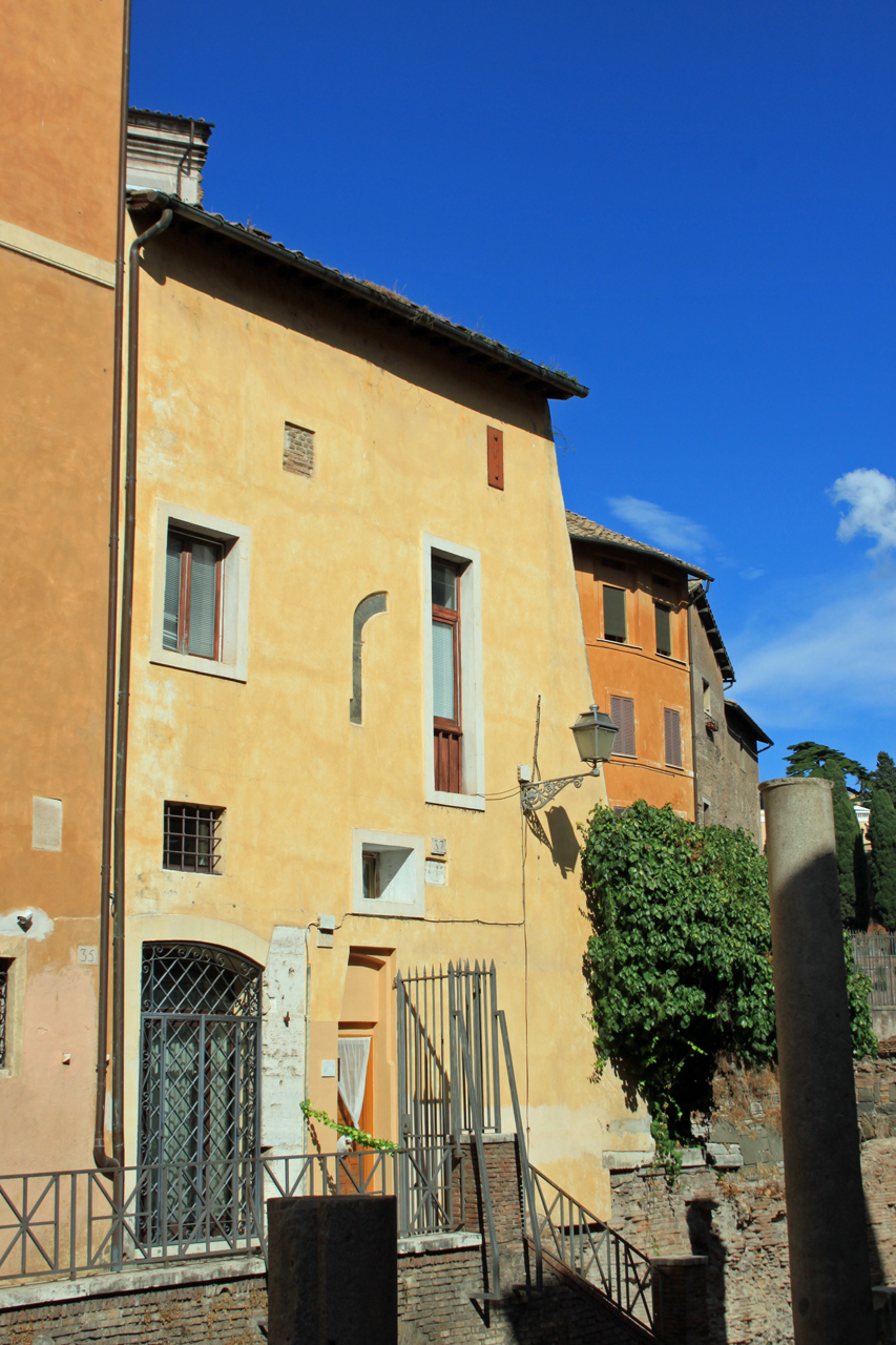 Casa in Via del Foro Piscario (casa) - Roma (RM)  (XVIII)
