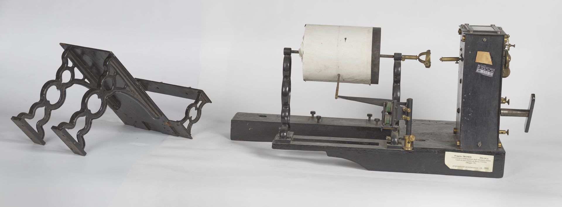 apparato registratore del sismometrografo Cancani (apparato registratore) di Fascianelli Luigi (sec. XX)