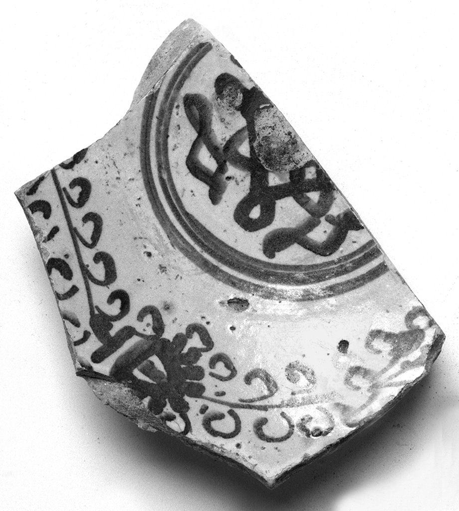 piatto, frammento - manifattura toscana (metà sec. XV)