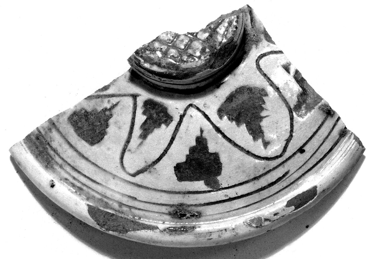 piatto, frammento - manifattura toscana (metà sec. XV)