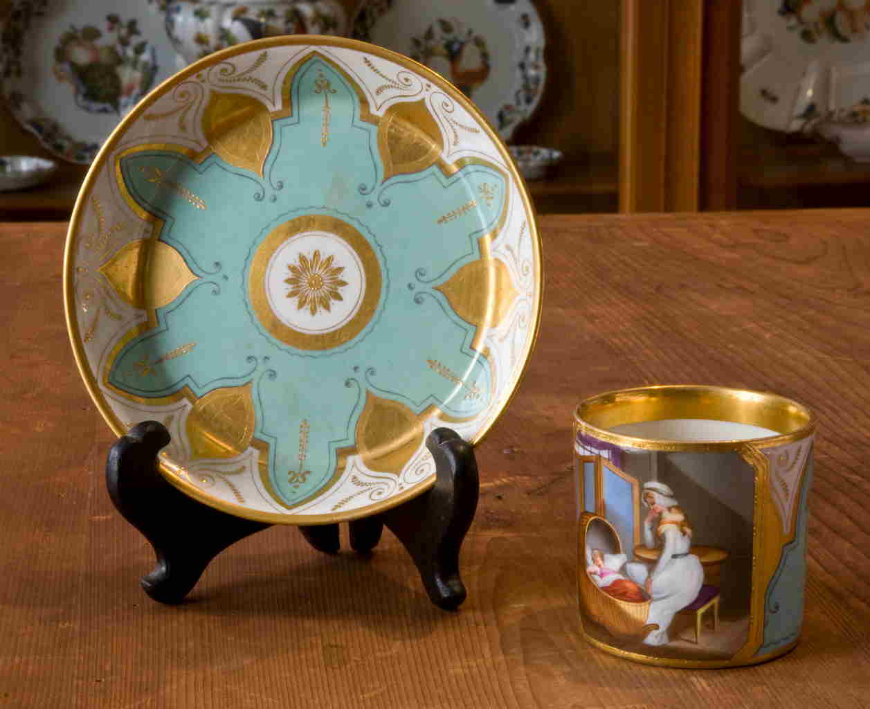 donna con bambina e motivi decorativi geometrici e vegetali (tazza) di Manifattura Imperiale di Vienna (XIX)