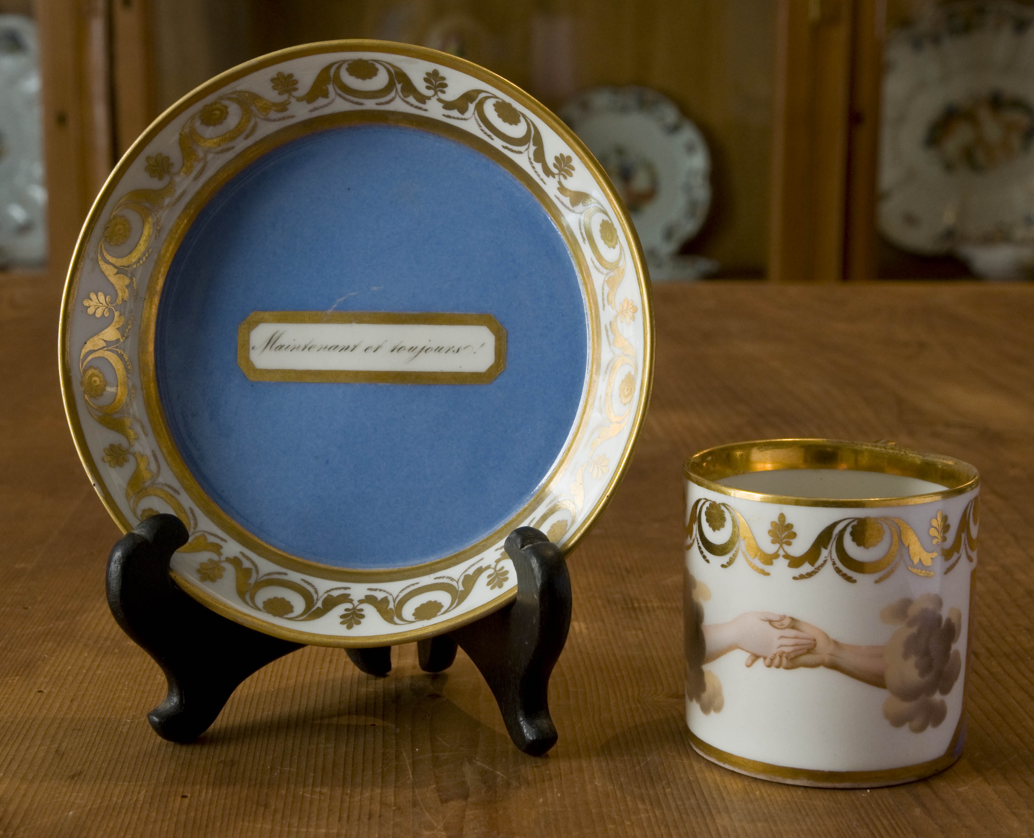 mani che si stringono tra nubi con motivi decorativi geometrici e vegetali (tazza) di Manifattura Imperiale di Vienna (XIX)
