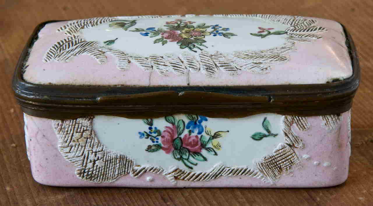 mazzi di fiori con motivi decorativi geometrici (tabacchiera) - manifattura inglese (XVIII)