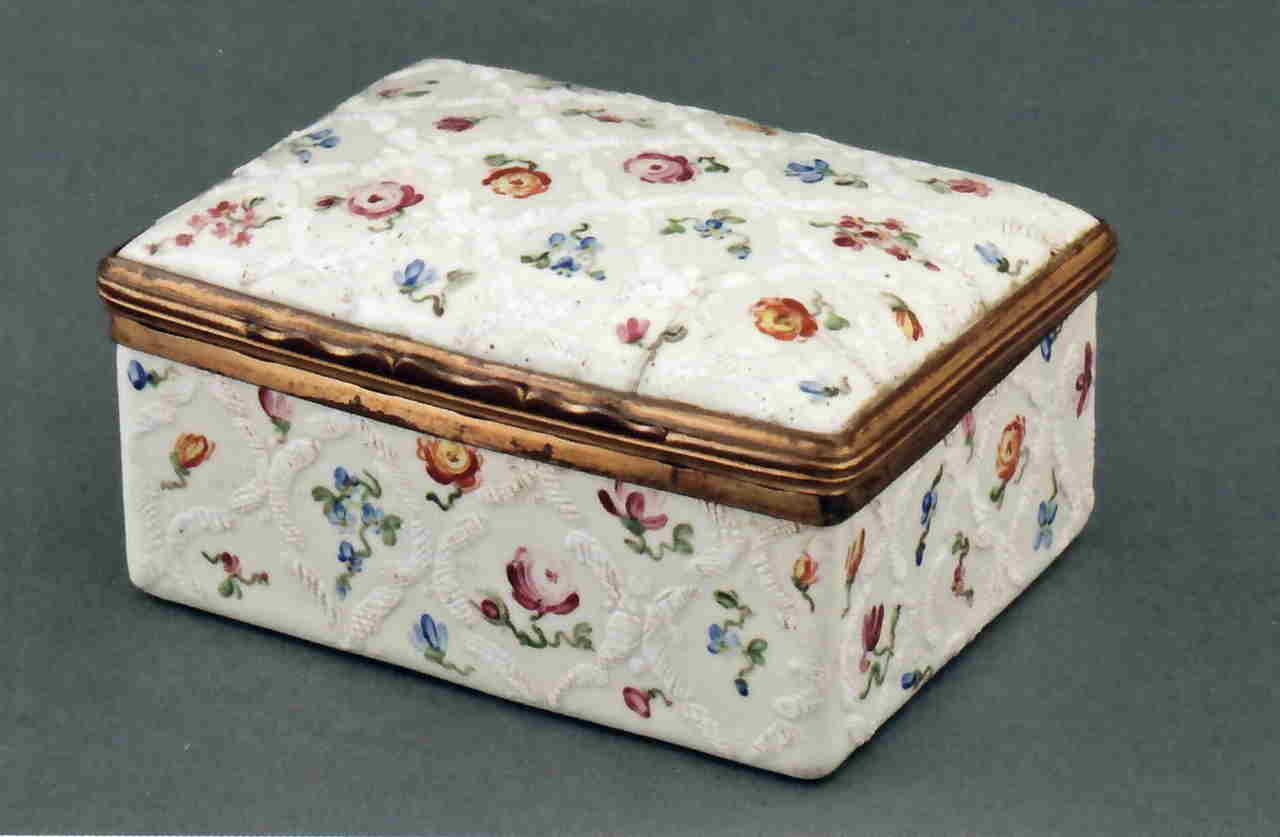 figura femminile con motivi decorativi geometrici e vegetali (tabacchiera) - manifattura inglese (XVIII)