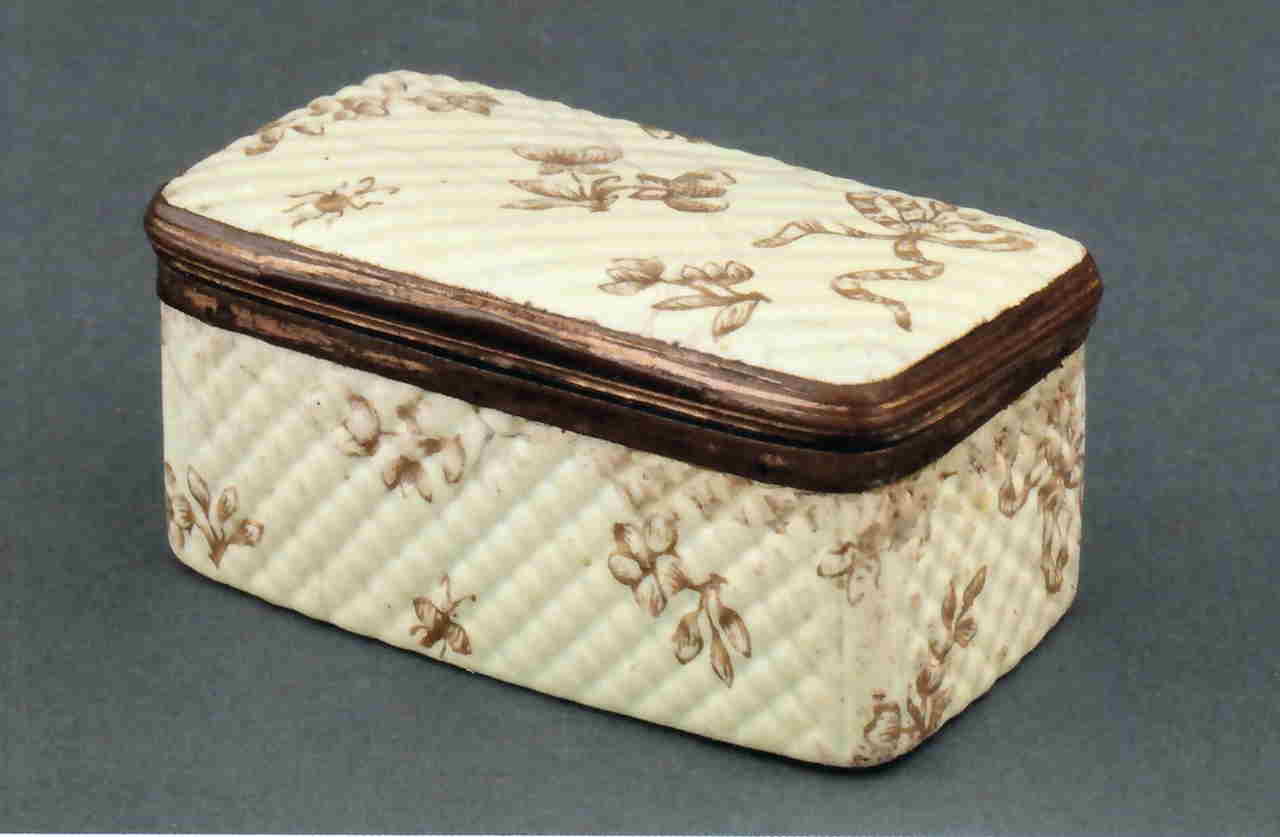 fiori e insetti con motivi decorativi geometrici e vegetali (tabacchiera) - manifattura inglese (XVIII)