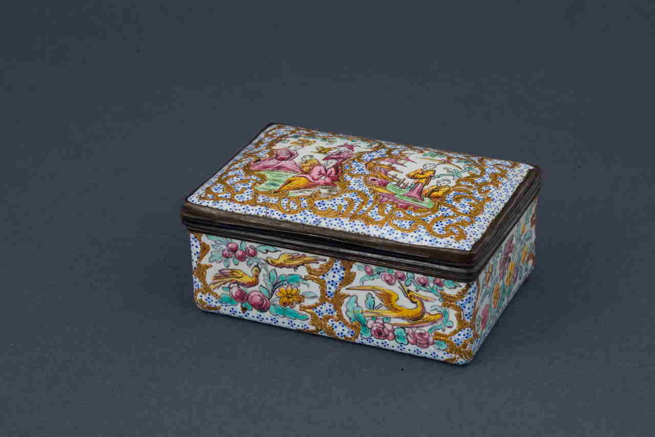 figure cinesi con animali e motivi decorativi geometrici e vegetali (tabacchiera) - manifattura tedesca (XVIII)