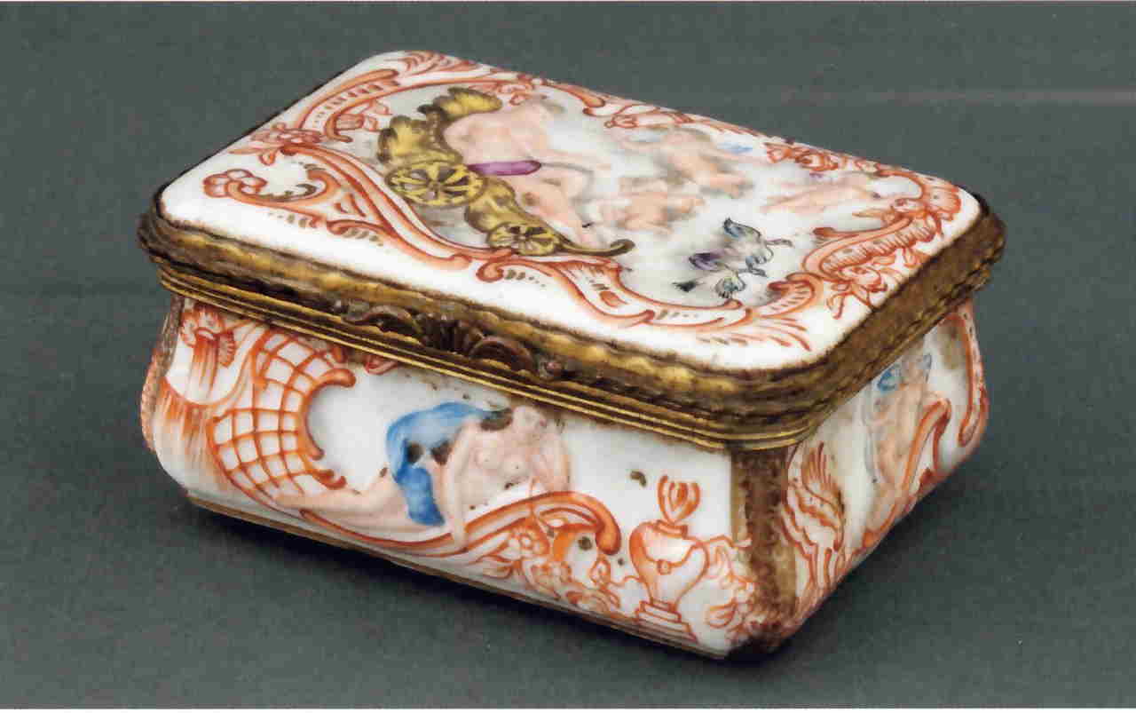 scene mitologiche e ritratto di gentildonna con motivi decorativi geometrici e vegetali (tabacchiera) di Manifattura Ginori (XIX)