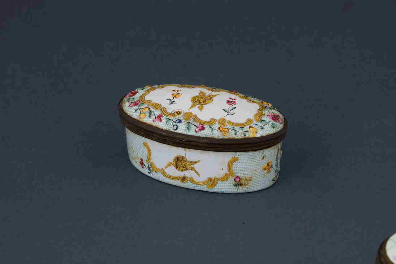 motivi decorativi floreali e geometrici (tabacchiera) - manifattura inglese (XVIII)