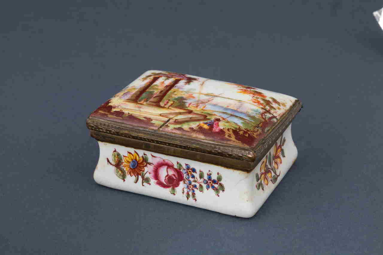 paesaggio con motivi decorativi floreali (tabacchiera) - manifattura inglese (XVIII)