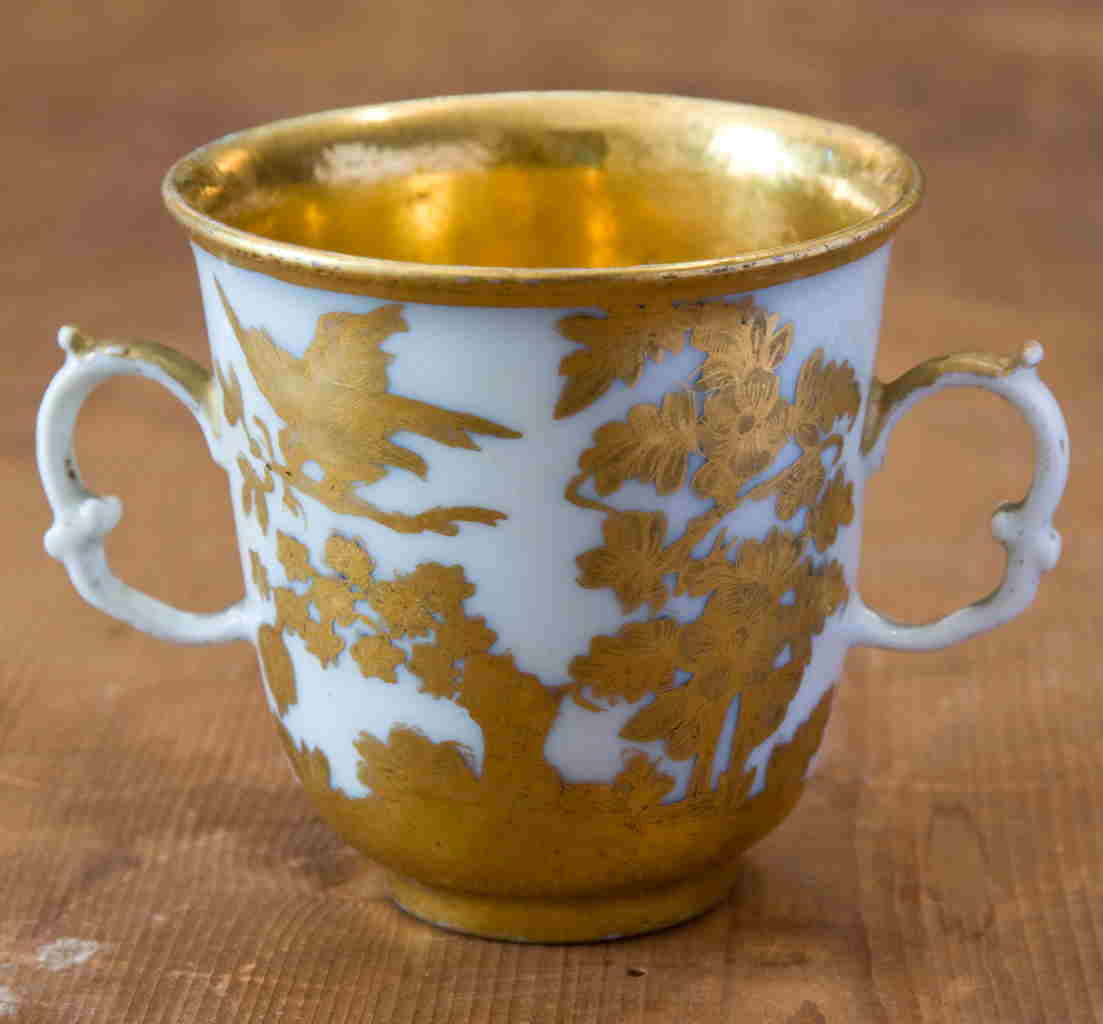 uccello in volo con motivi decorativi geometrici e vegetali (tazza da cioccolata, serie) di Manifattura di Meissen (XVIII)