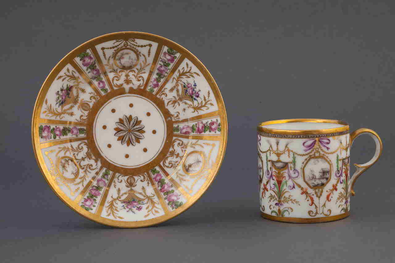 vedute con motivi decorativi geometrici e vegetali (tazza) di Manifattura le Petit Carrousel (XVIII)