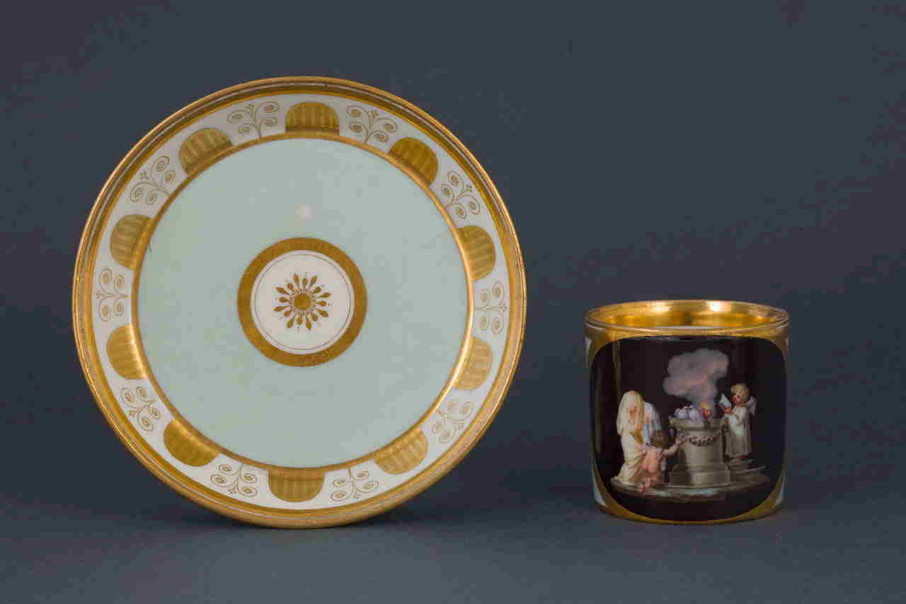 Sacrificio d'amore con motivi decorativi geometrici e vegetali (tazza) di Manifattura Imperiale di Vienna (XIX)