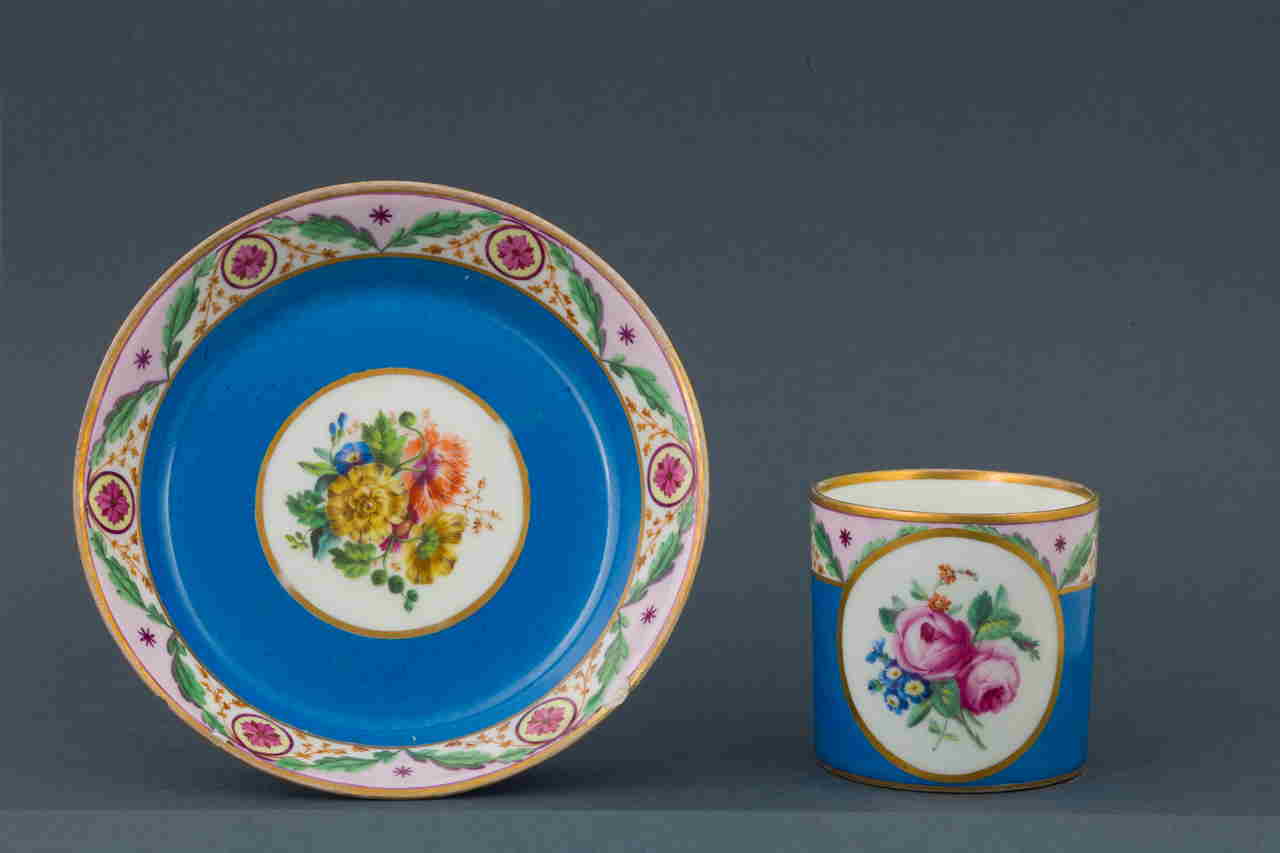 mazzo di fiori con motivi decorativi geometrici e vegetali (tazza) di Manifattura Imperiale di Vienna (XIX)