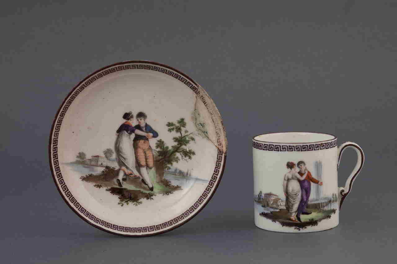 coppia di amanti in paesaggio con motivi decorativi geometrici e vegetali (tazza) di Manifattura Antonibon (XIX)