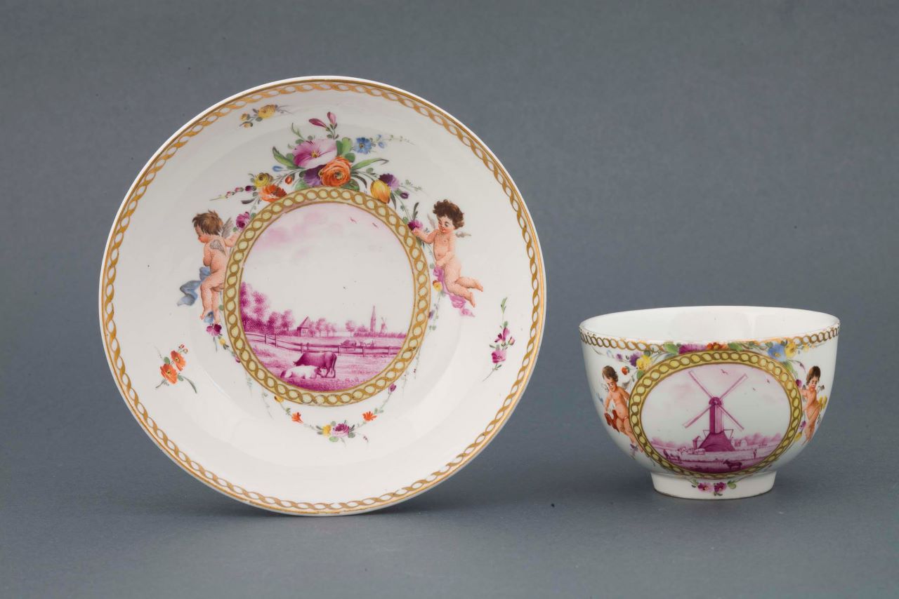 paesaggio campestre con putti e motivi decorativi geometrici e vegetali (tazza) di Manifattura dell'Aja (XVIII)