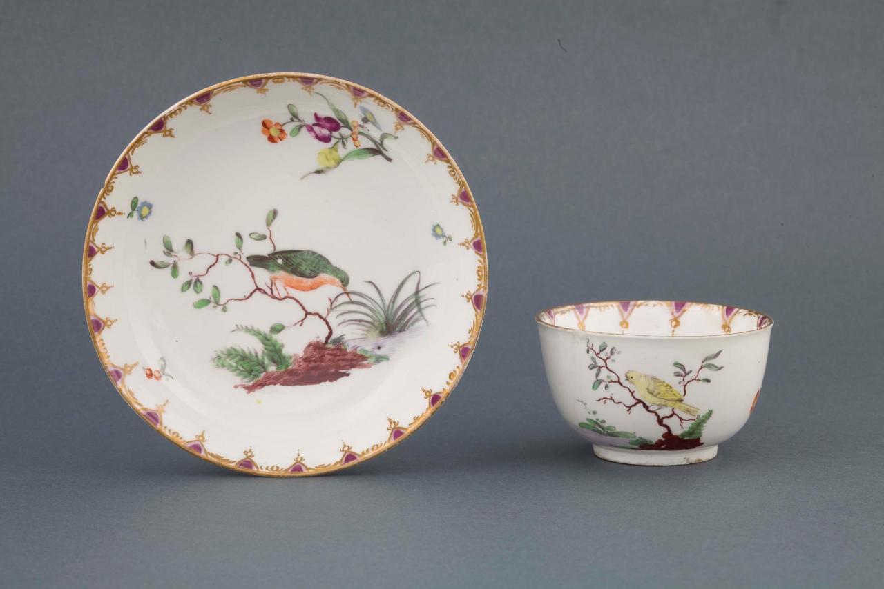 uccello in un paesaggio con motivi decorativi geometrici e vegetali (tazza, serie) di Manifattura di Höchst (XVIII)