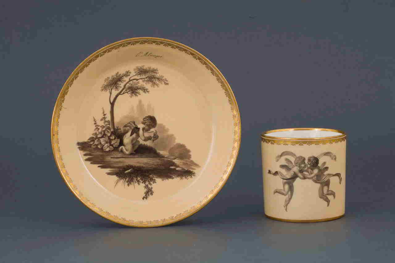 putti in volo con motivi decorativi geometrici e vegetali (tazza) di Manifattura Imperiale di Vienna (XIX)