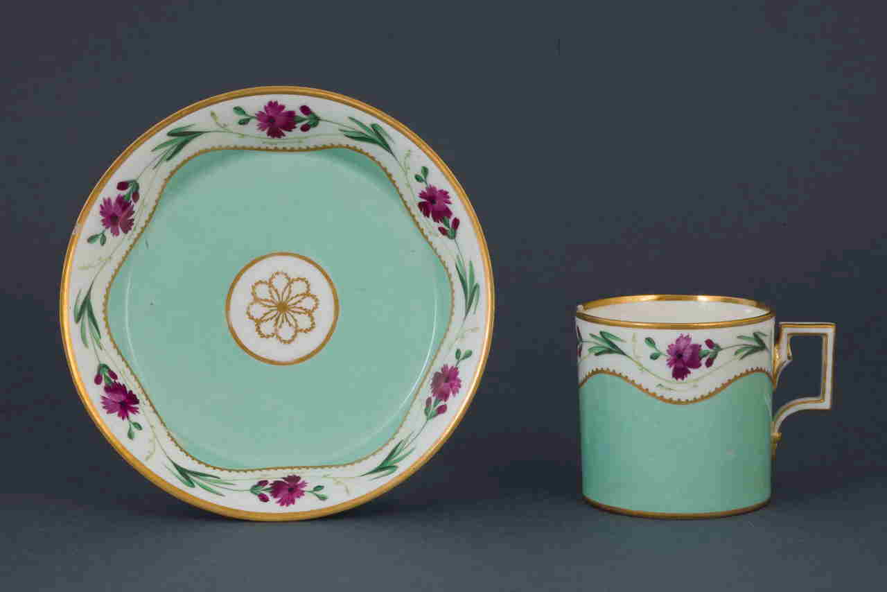 fiori di garofano con motivi decorativi geometrici e vegetali (tazza) di Manifattura Imperiale di Vienna (XIX)