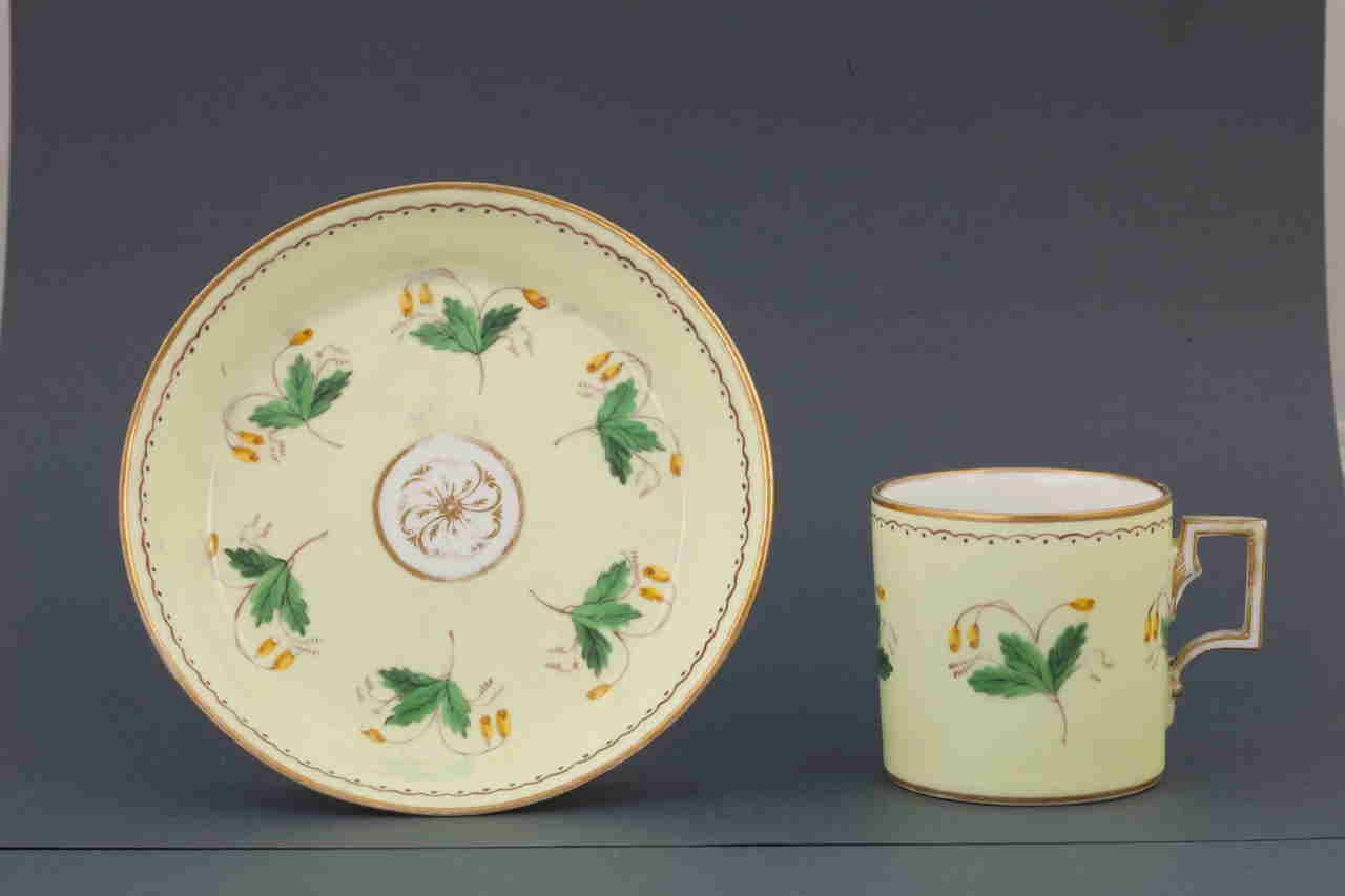 ramoscelli di fiori con motivi decorativi geometrici e vegetali (tazza) di Manifattura Imperiale di Vienna (XIX)