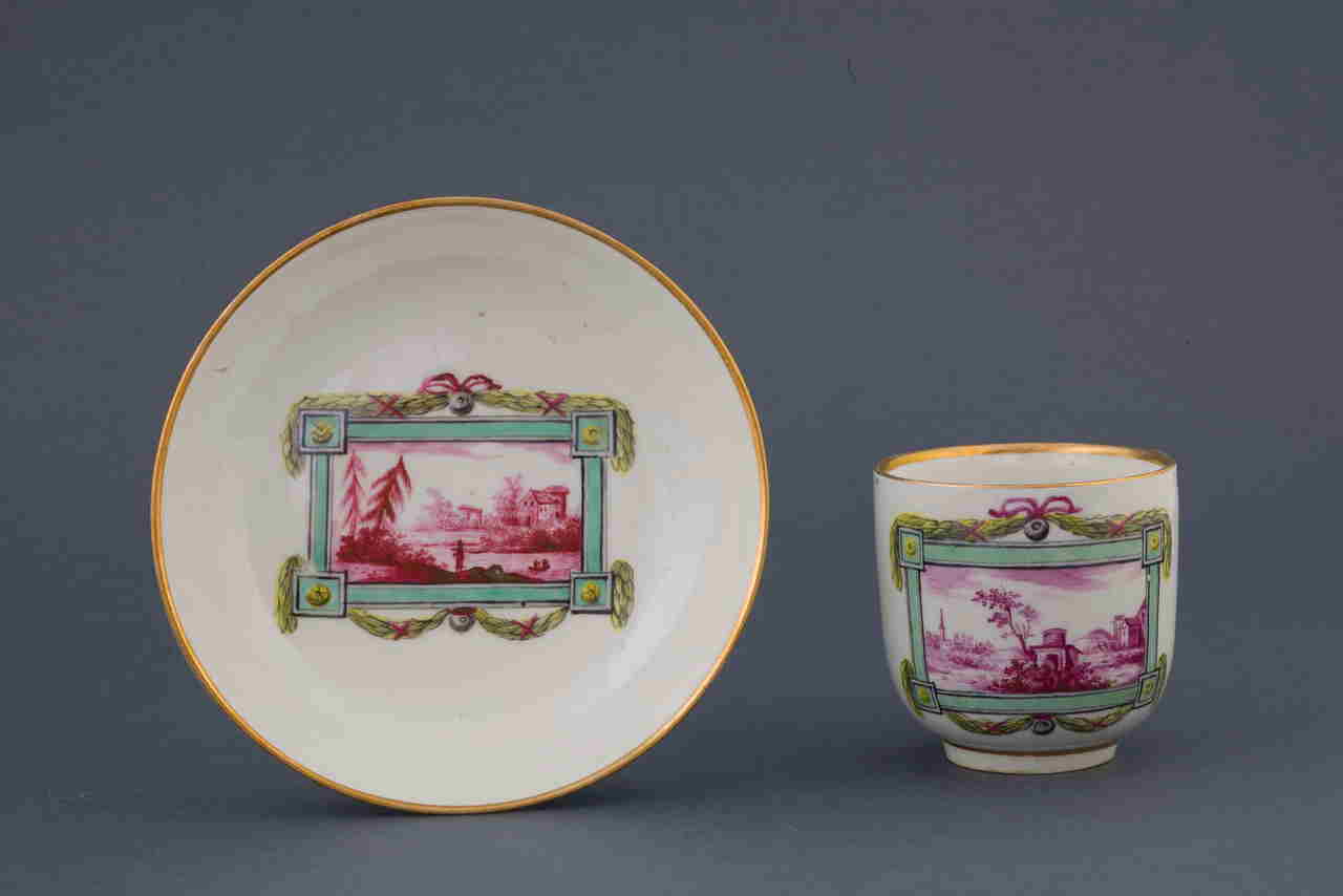 marina con ghirlande e motivi decorativi geometrici (tazza) di Manifattura Imperiale di Vienna (terzo quarto XVIII)