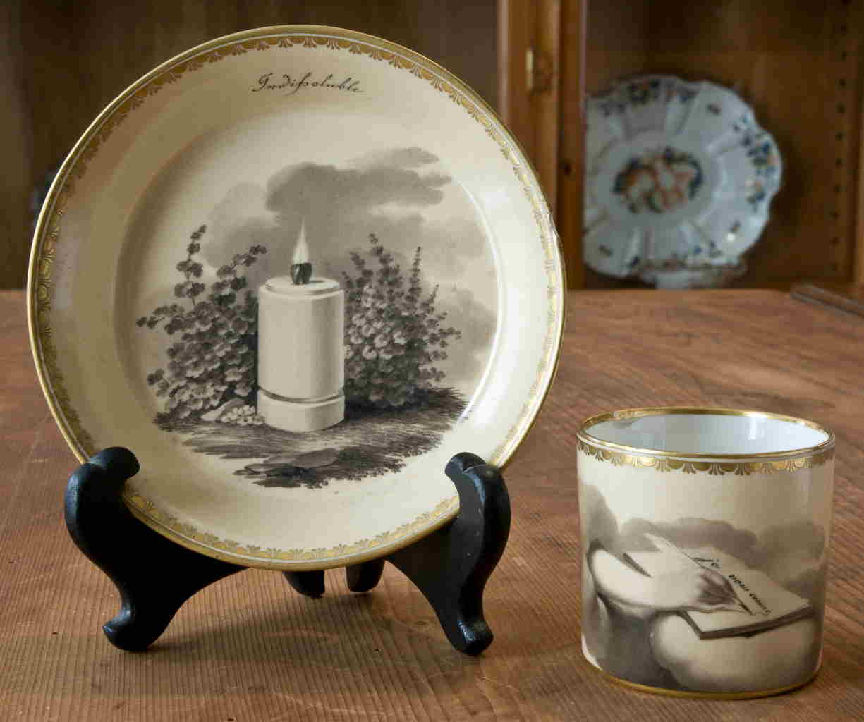 mano che scrive con motivi decorativi geometrici e vegetali (tazza) di Manifattura Imperiale di Vienna (XIX)