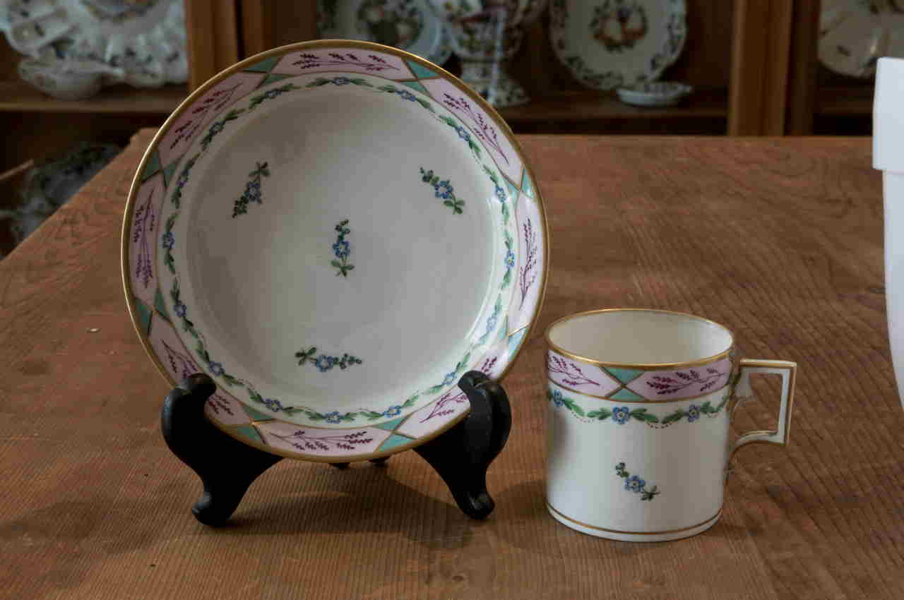 fiori con motivi decorativi geometrici e vegetali (tazza) di Manifattura Imperiale di Vienna (XIX)