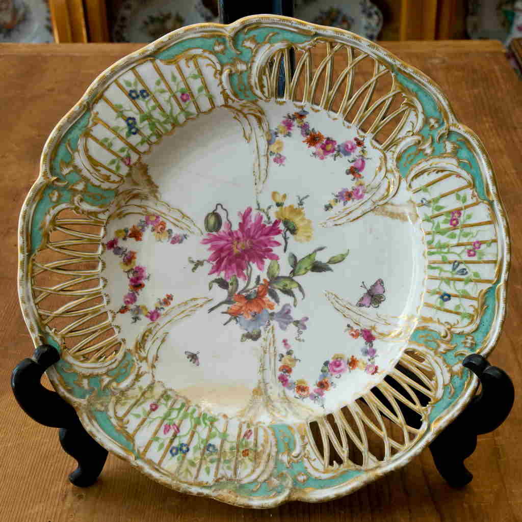 fiori e farfalle con motivi decorativi vegetali (piatto) di Manifattura di Berlino (XVIII)