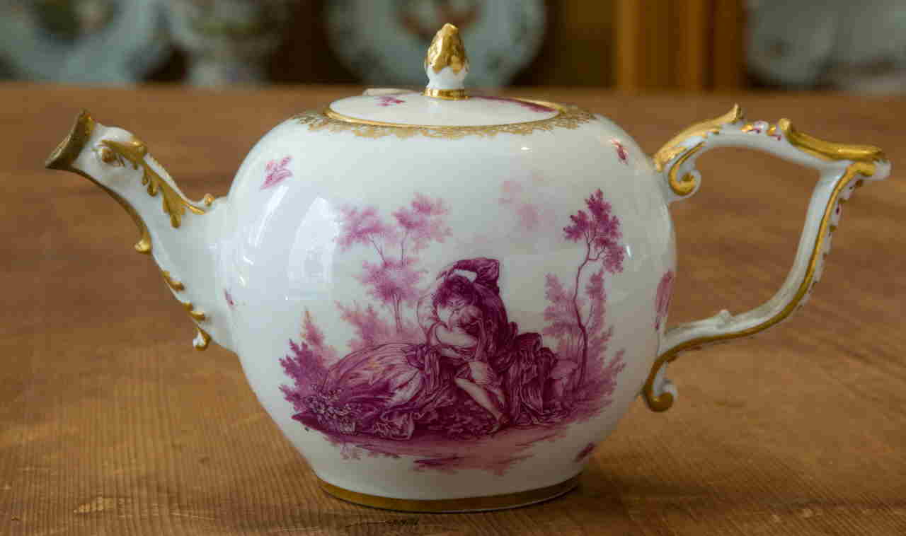 scene galanti con motivi decorativi geometrici e vegetali (teiera) di Manifattura di Meissen (XVIII)