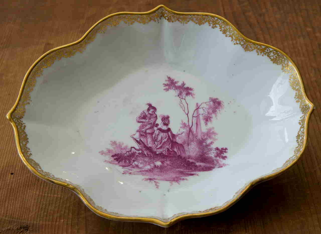 scena galante con motivi decorativi geometrici e vegetali (piatto) di Manifattura di Meissen (XVIII)